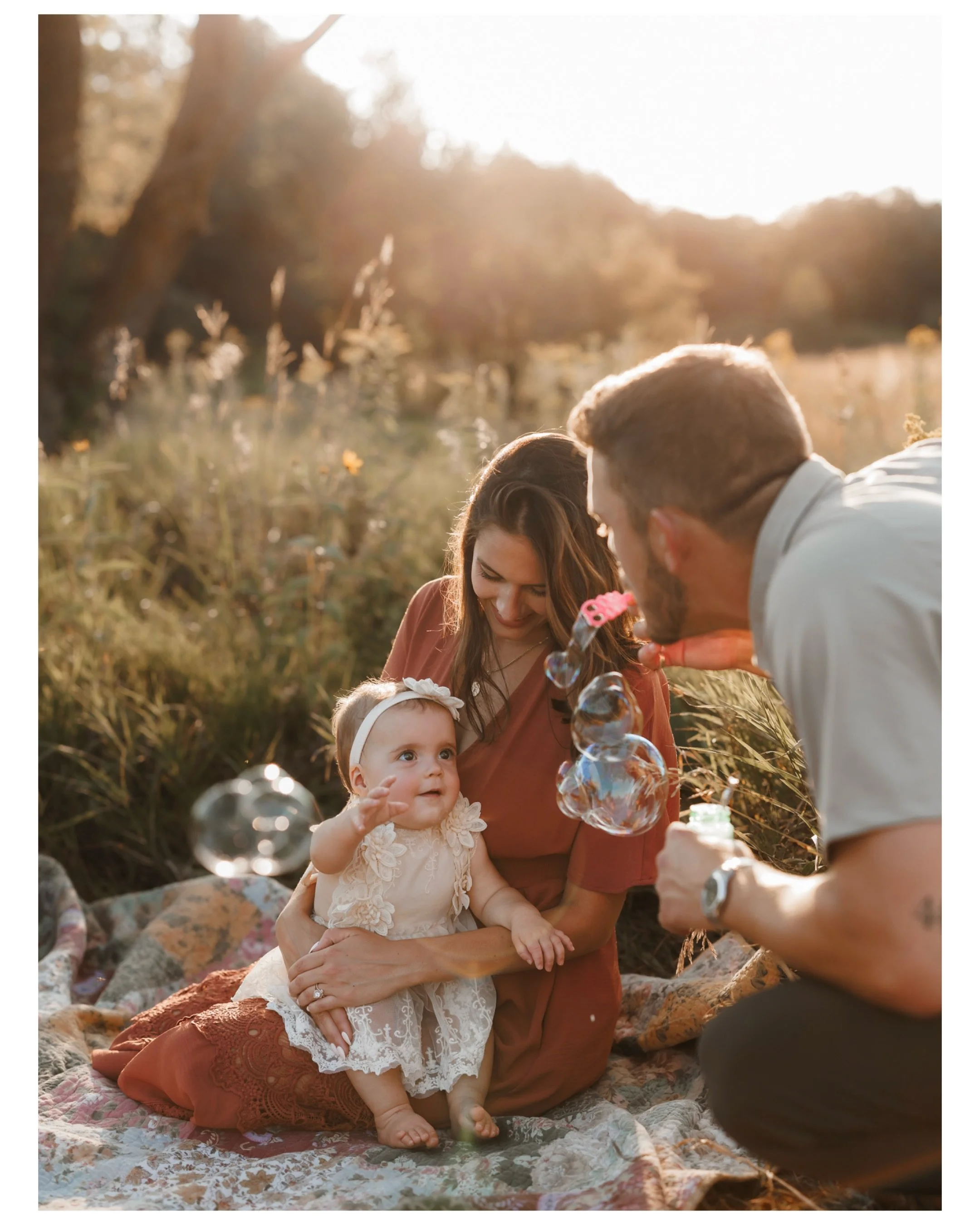 What is my Session Flow for Family Photos?

1) The Warm-Up:  whether families with toddlers and babies or those with older kids, I keep everyone close for the first few shots. I have them stand together and tell them: &ldquo;just relax for a few mome