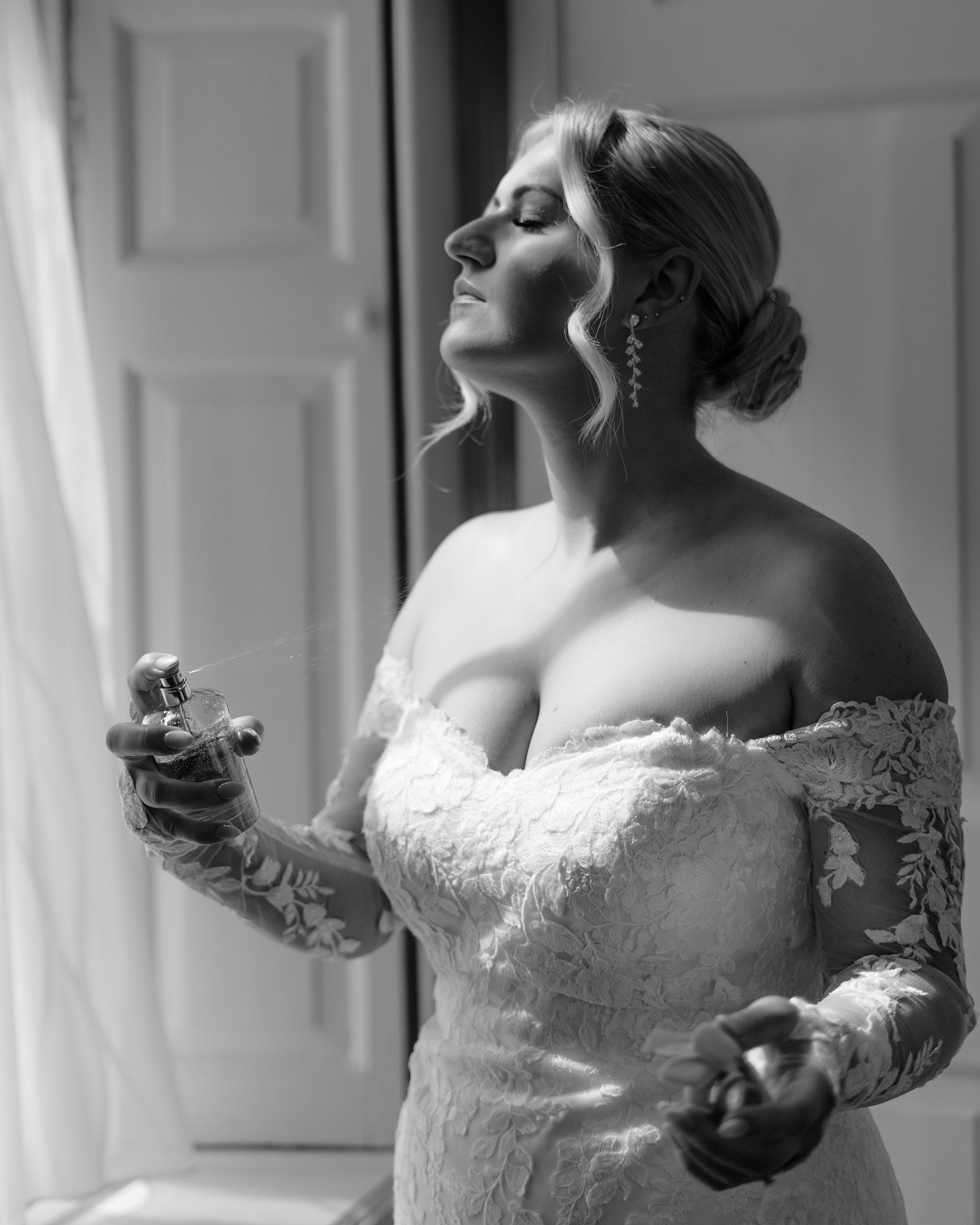 Sharing some B&amp;W images of beautiful Kenner. I LOVE a dress with sleeves and this just suited Kenner so well, along with the statement long veil, she just looked stunning. 

Venue: @gosfieldhall @countryhouseweddings 
Photography: @annacunnellpho