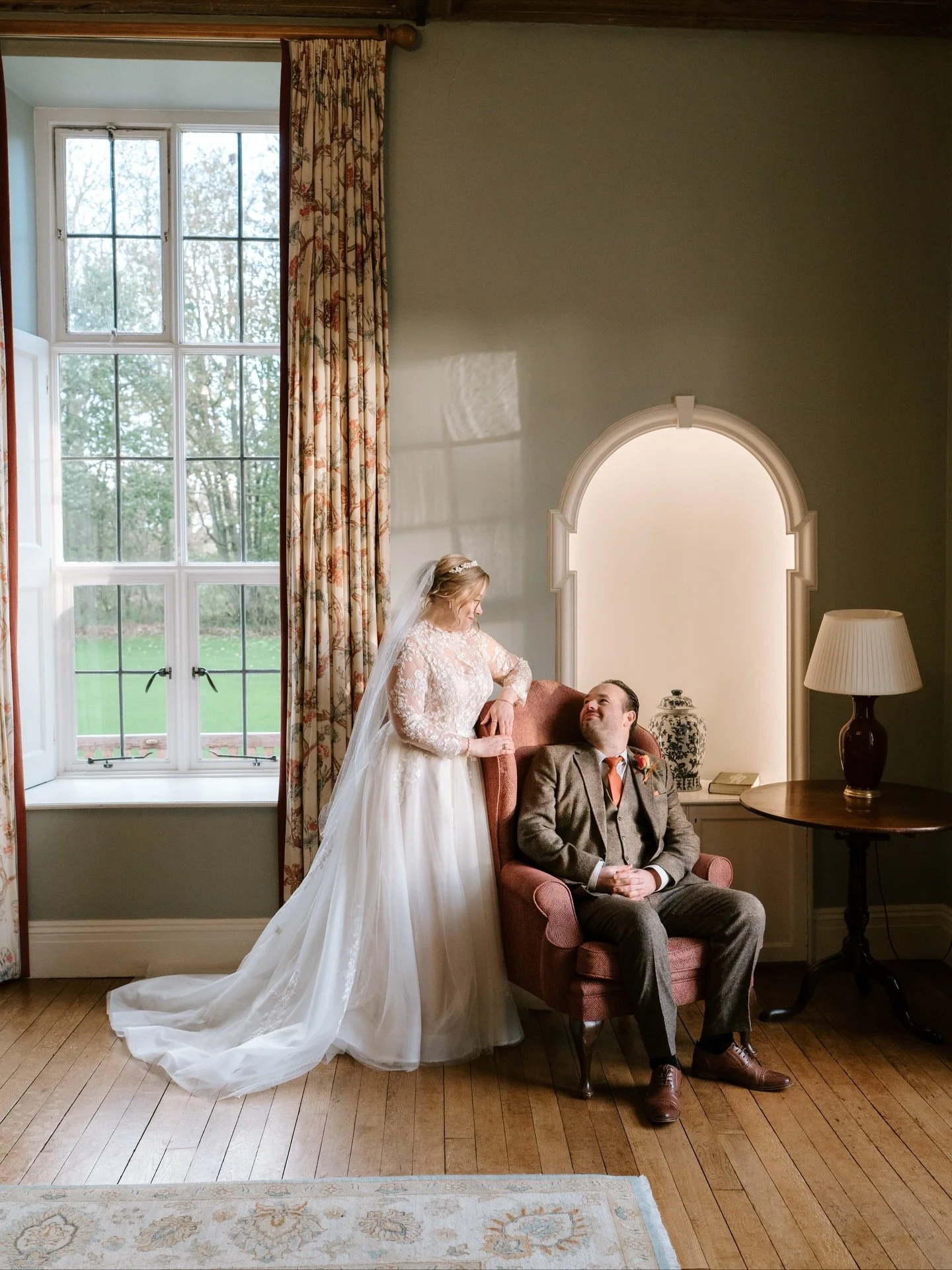 My last wedding of 2025 was a stunning autumnal intimate wedding @bruisyardcountryestate 
Helen wore a beautiful dress from @lavenderjude which just went perfectly with her hair and make-up.
Beautiful bold autumn coloured florals by @tigerlilyflowers