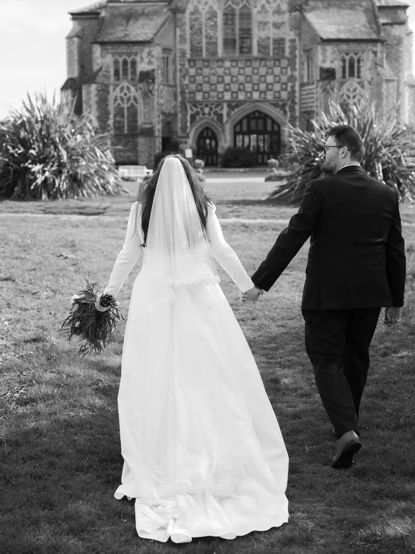 What a beautiful way to start my 2026 wedding season with a beautiful elopement @butleypriory for Nicole &amp; Marcus. Surrounded by 14 of their closest family on a beautiful spring day. 

They wrote their own vows to each other followed by canap&eac