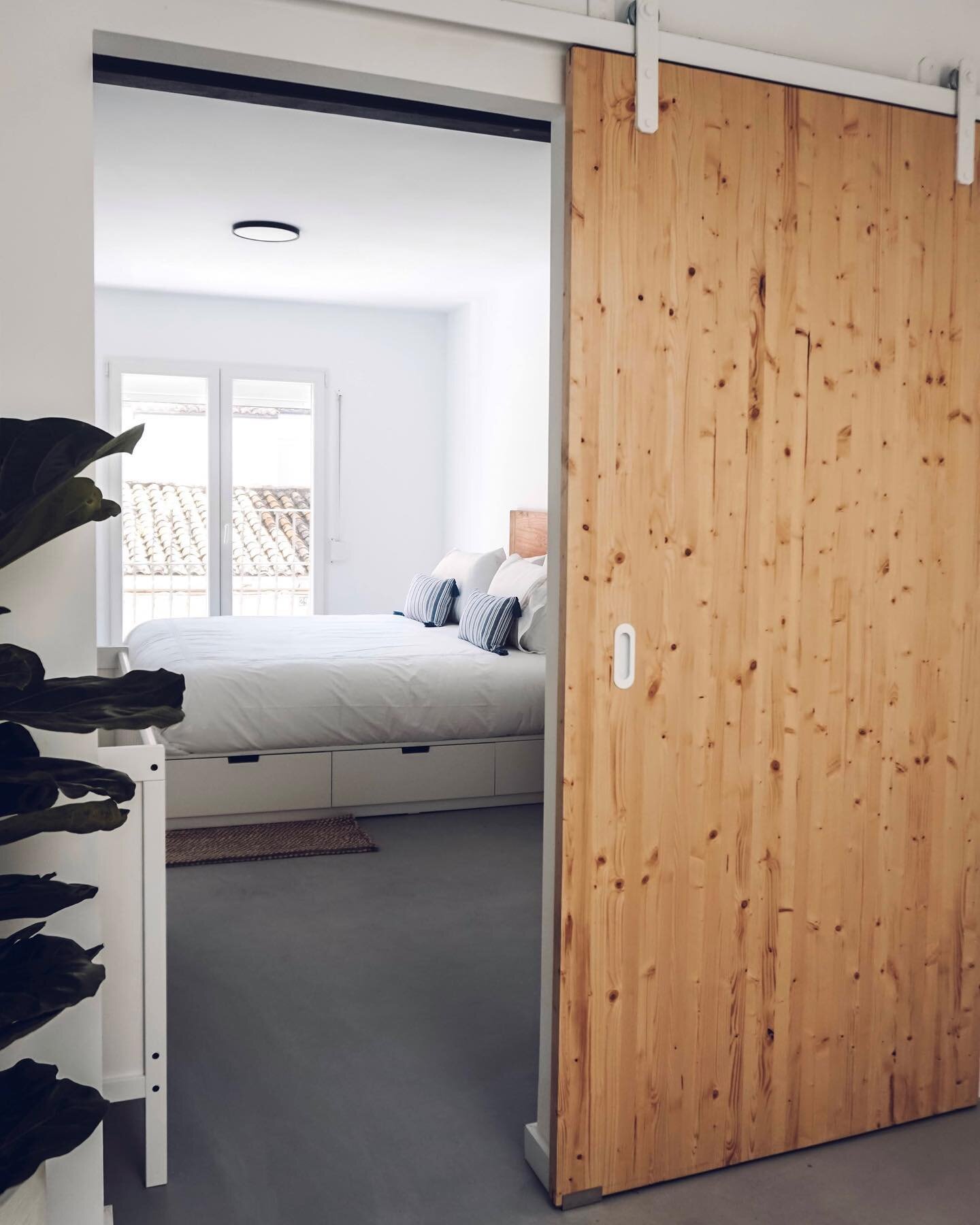 En este proyecto combinamos el blanco, negro y una escala de grises, con elementos c&aacute;lidos de madera natural

#baobabarquitectura #arquitectura #architecture #archilover #archidaily #newhouse #home #design #spain #valencia