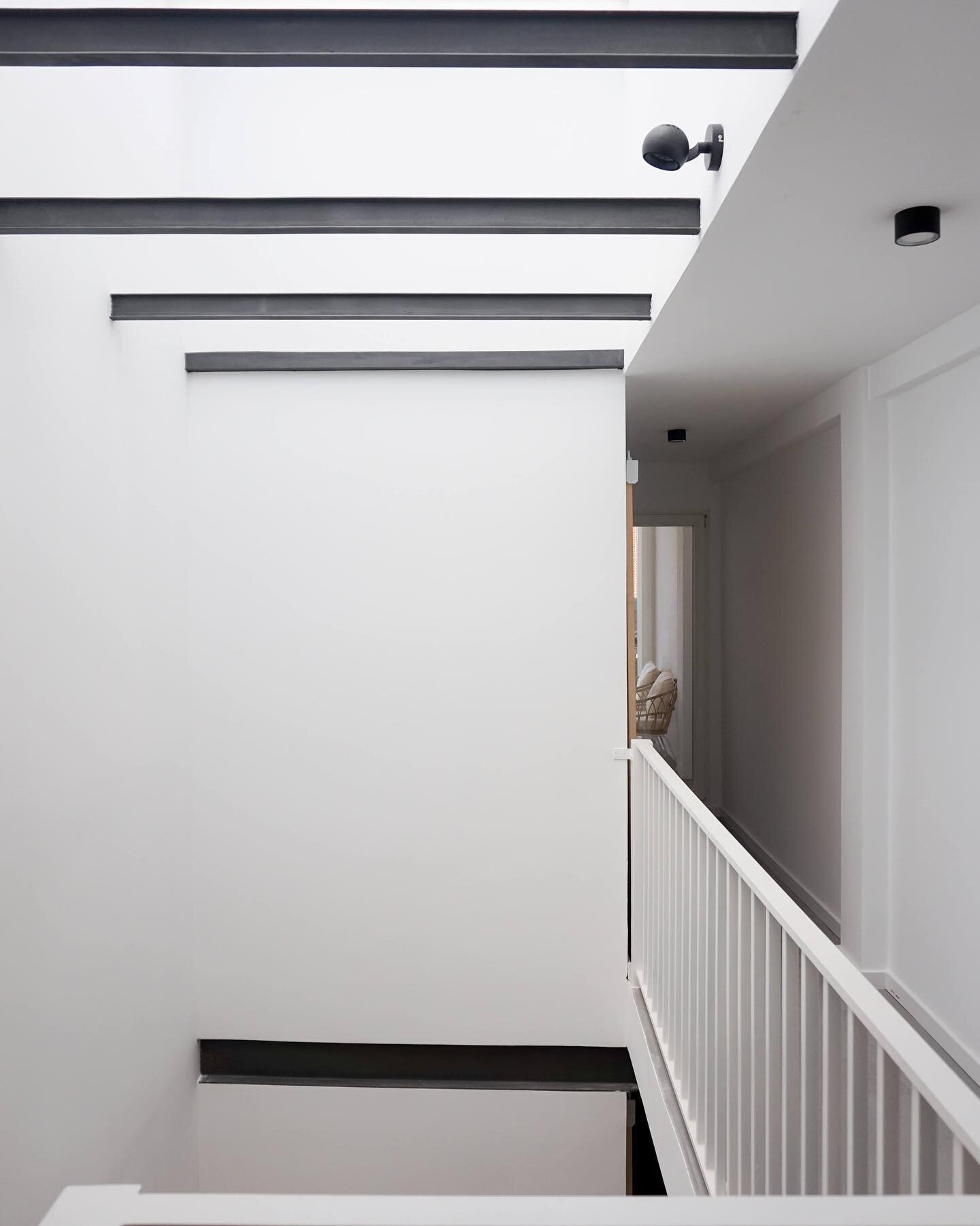La escalera como fuente de luz.

#arquitectura #architecture #design #dise&ntilde;odeinteriores #interiorismo #interiordesign #archilovers #archdaily #escaleras #lucernarios