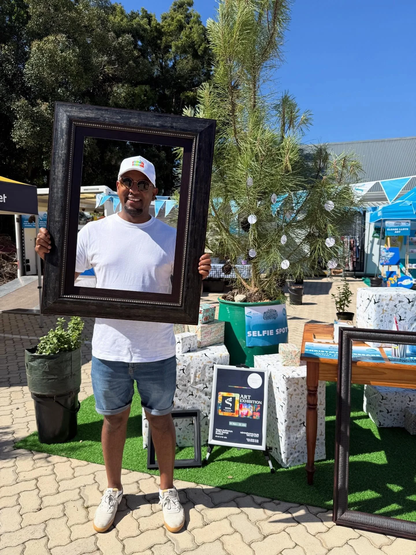 A selfie kind of day at SCAVA&rsquo;s - THE ART OF CHRISTMAS - Market😁

Make sure to come and make your own memories ✨

#georgefestival2025