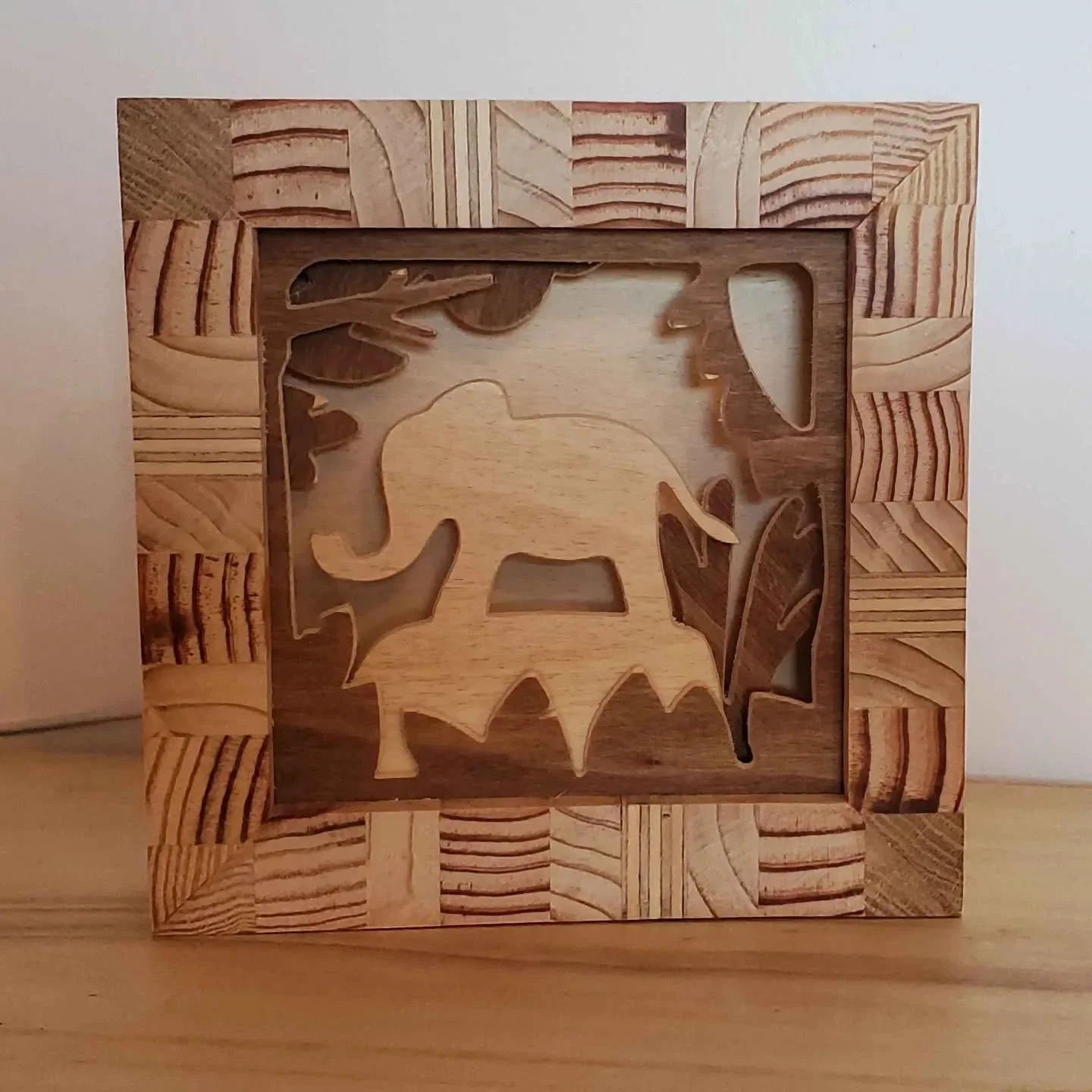 Sur les quelques prochaines veilleuses : des cadres faits a partir des chutes de mes autres cadres ainsi que quelques morceaux de bois de r&eacute;cup&eacute;ration. 
Je trouve que ce cadre colle tr&egrave;s bien avec le th&egrave;me Africain du dess