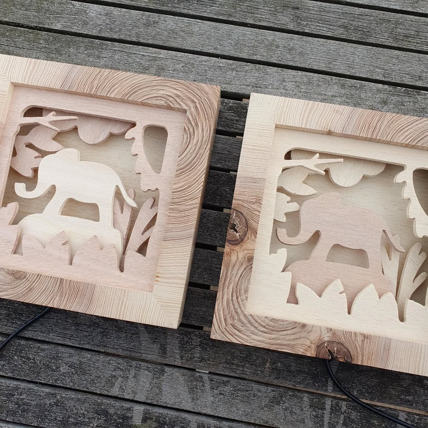 Nouveau mod&egrave;le de veilleuses pour les amateurs d'&eacute;l&eacute;phants! Celles-ci ont &eacute;t&eacute; faites avec un cadre en fr&ecirc;ne &eacute;pais et le grain perpendiculaire au cadre pour mettre en valeur les motifs de la planche.
Des