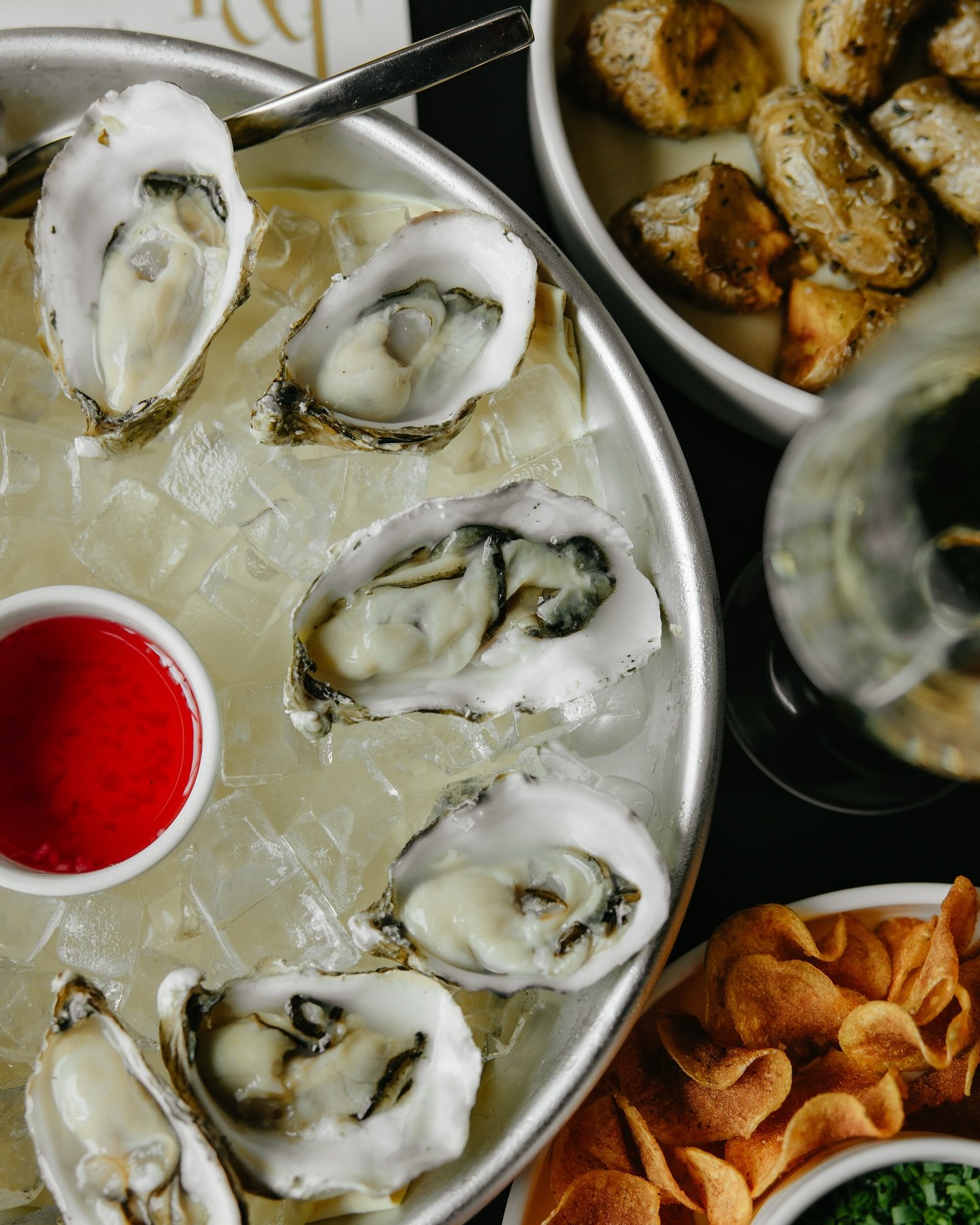 🦪HAPPY DOLLAR OYSYER MONDAY!🦪 the sun is shining, our patio is open, and we&rsquo;ve got new oysters for you to try! Open for happy hour 3-5, dinner 5-9 #nevermissamonday 
PS: summer hours are here, and starting *this wednesday* we will be open 7 d