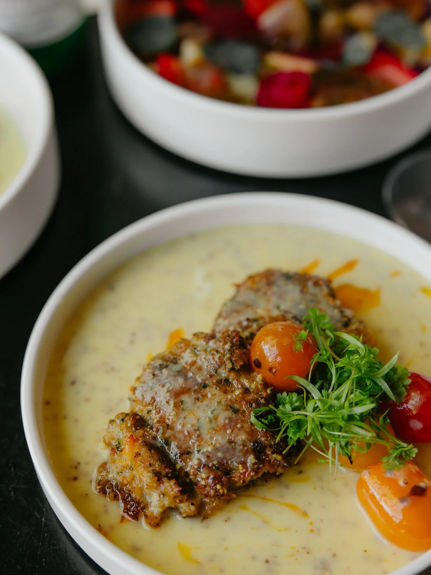 Oysters and crab cakes are sounding pretty good today 😍 We love when Dollar Oyster Monday falls on a holiday! No better way to spend your day off in our opinion. We are STOCKED UP and have lots of oysters for you - first come first serve til they se