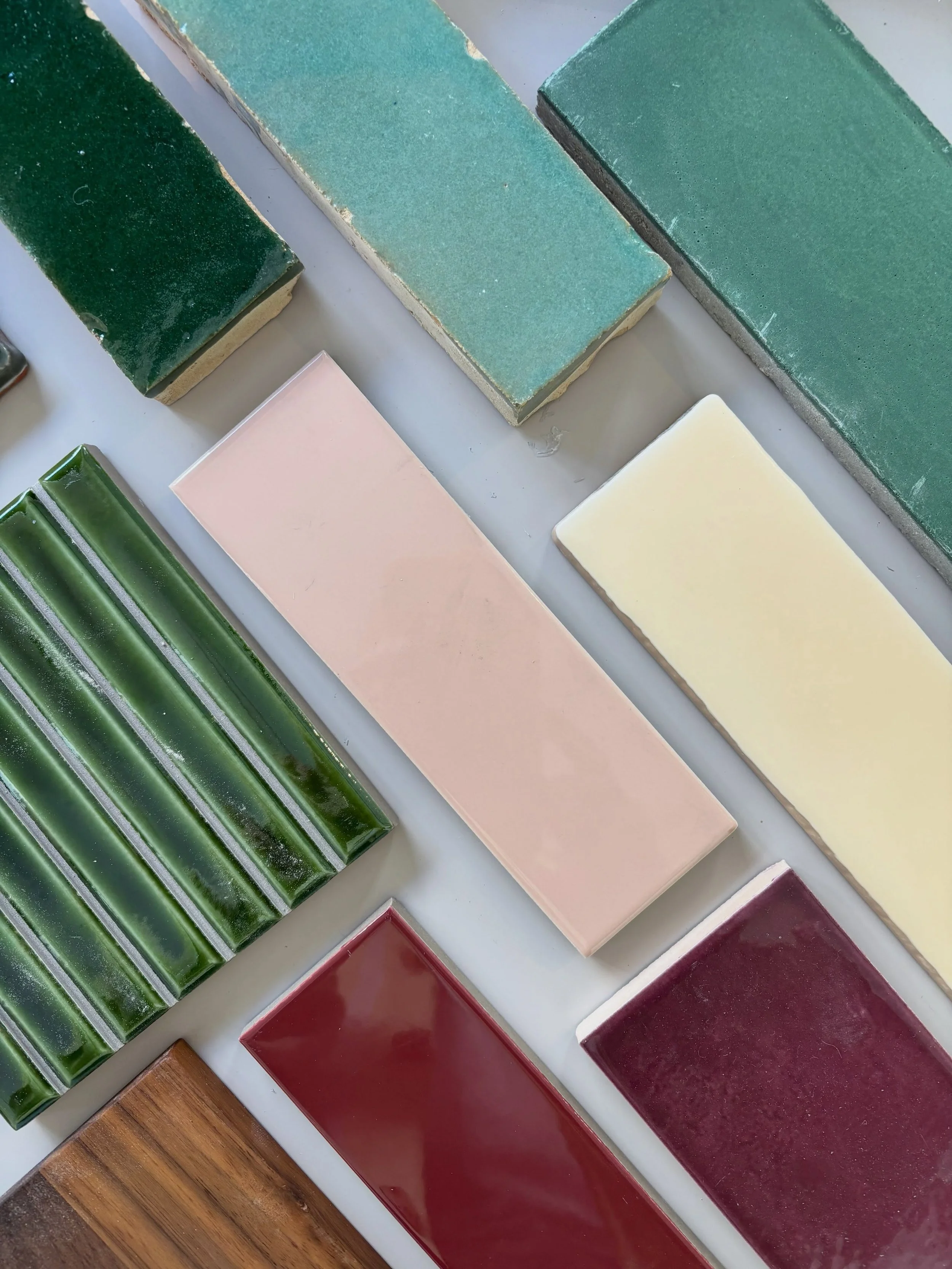 Nieuwe week, nieuwe stalen! ✨

Deze week ben ik volop bezig met project Castricum. De eerste aangevraagde stalen komen inmiddels binnen en daarmee kan ik aan de slag met het kleur- en materiaalplan.

Dit is &eacute;&eacute;n van de leukste fases vind