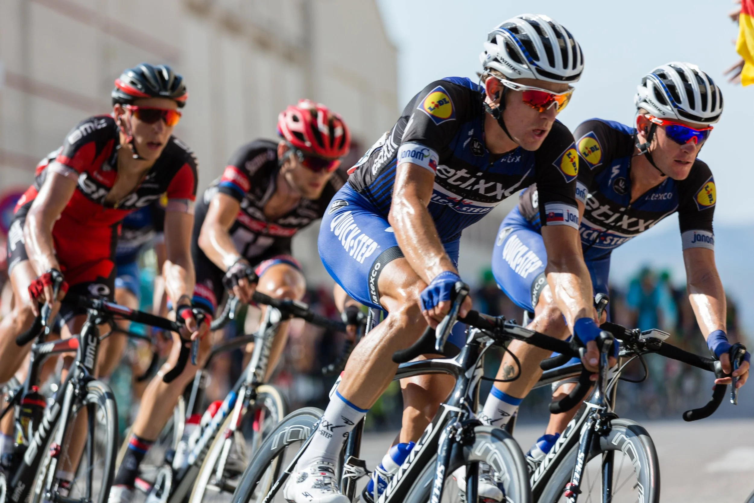 Groupe de cyclistes en tenue de sport courant après une séance d'entraînement pour améliorer leur récupération physique, en France ou en Suisse romande