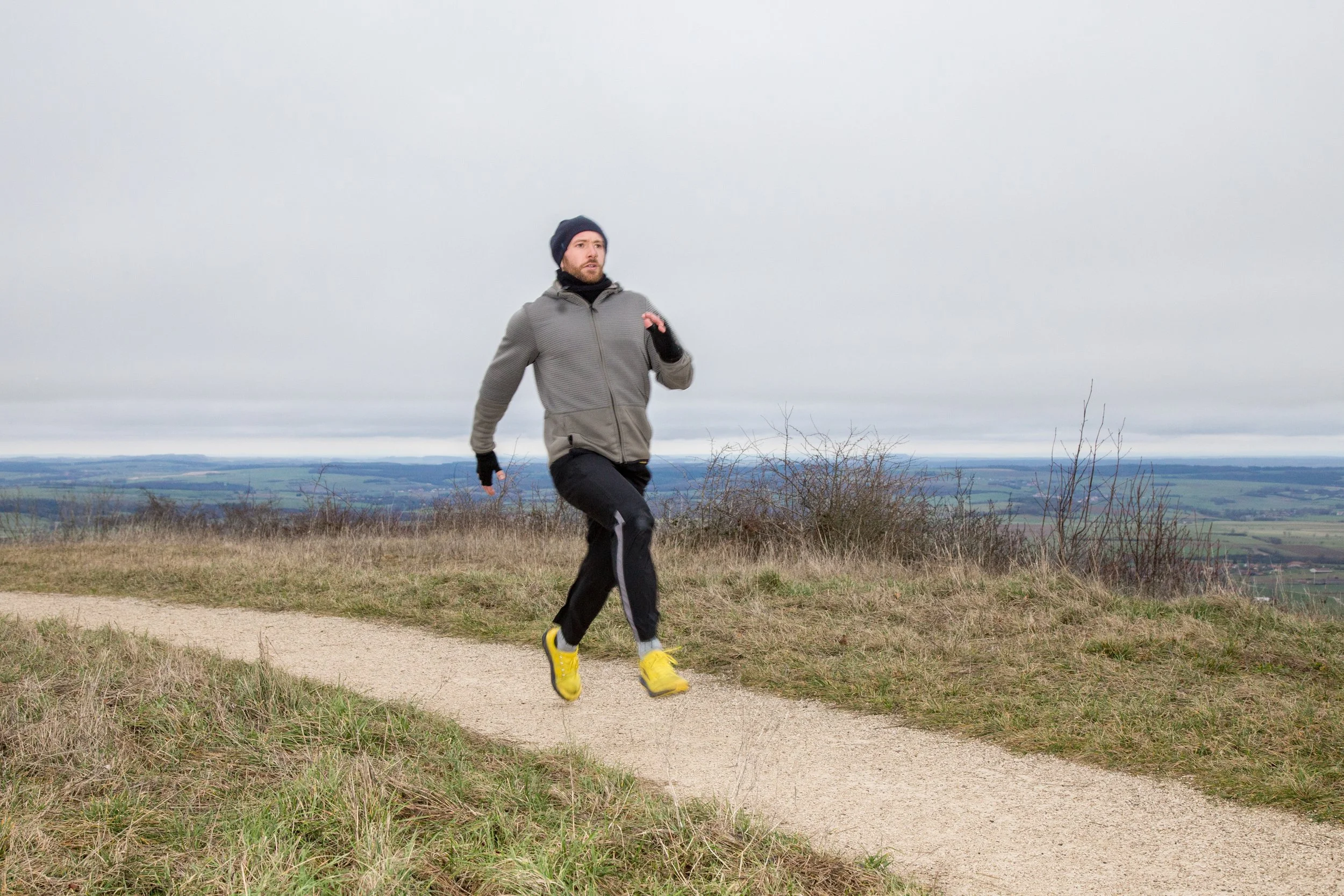 Nicolas Thirion courant rapidement, illustrant l'importance de l'endurance et de la récupération pour optimiser la vitalité et l'énergie après 30 ans.