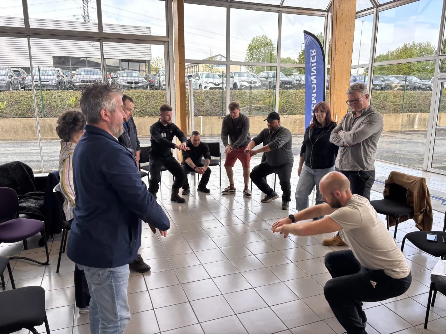 Atelier d’échauffement avant prise de poste chez Lemonnier à Isigny-le-Buat visant à préparer les salariés à l’activité et à limiter les risques de blessures et de TMS en milieu industriel.