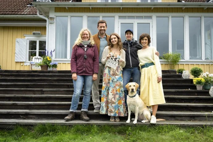 Schauspieler Jan Hartmann, Sophie Melbinger, Paulina Rümmelein beim Dreh zu Inga Lindström für das zdf, produziert von Bavaria Film