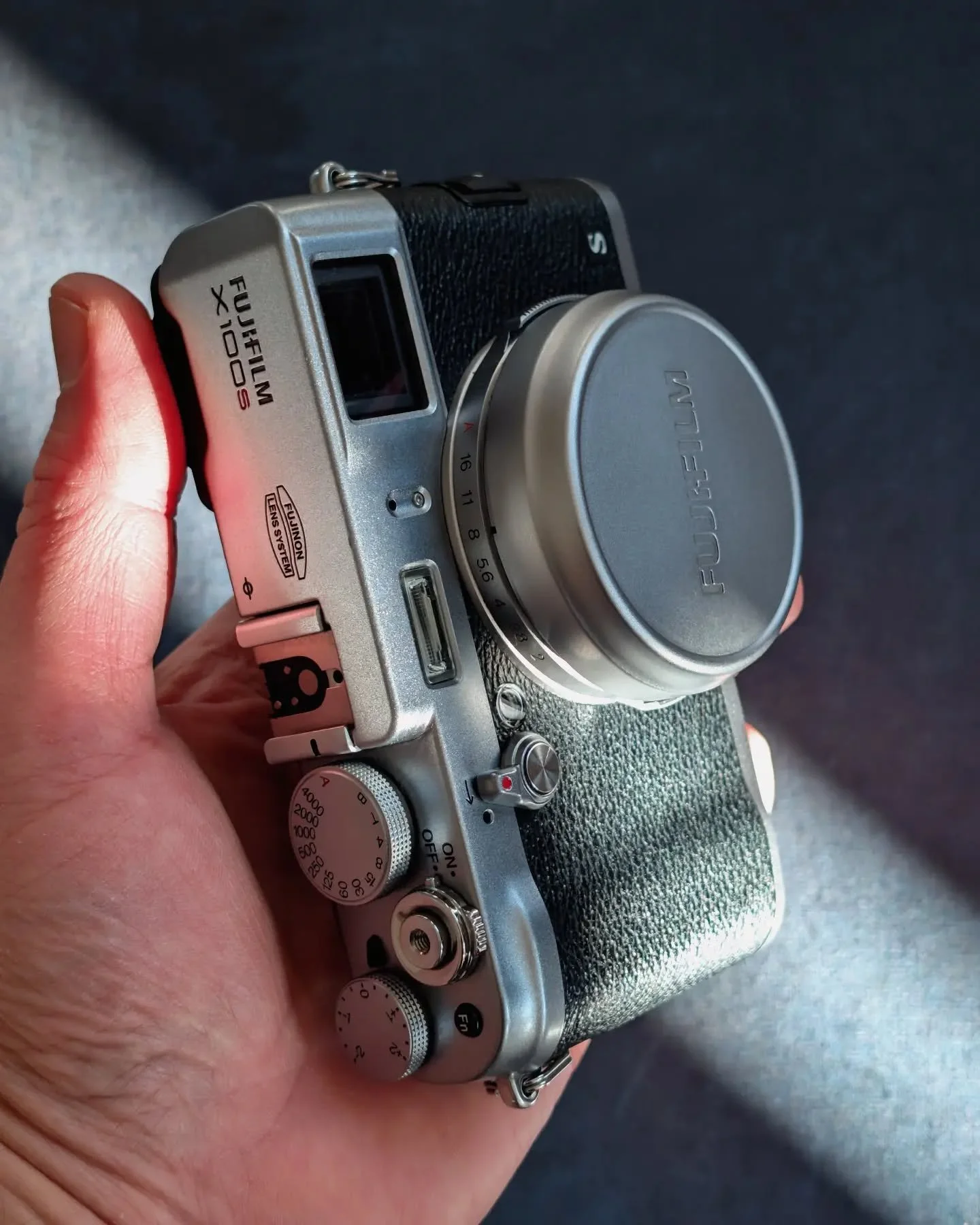 Sie sieht aus, als k&auml;me sie direkt aus einer analogen Zeit. Tut sie aber nicht. 😎 Die Fujifilm X100S &ndash; eine dieser Kameras, bei denen man schon beim Anschauen Lust bekommt, einfach Fotos zu machen.

Retro-Design? ✔️
Echte Einstellr&auml;d