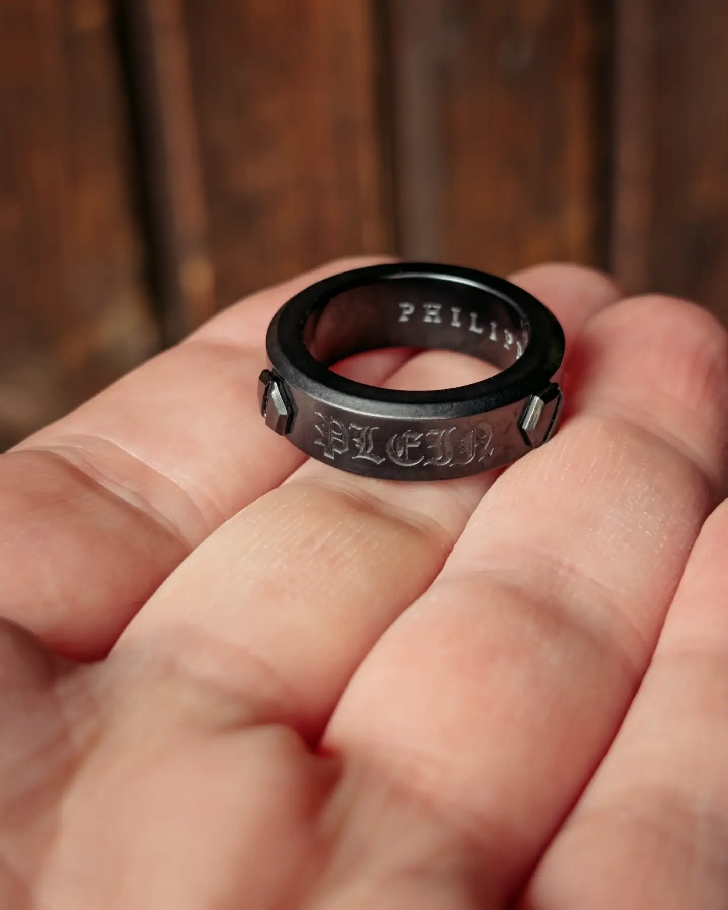Dunkler Look. Markantes Design. Unverkennbarer Stil. 🖤

Dieser Herrenring von Philipp Plein kombiniert robusten Edelstahl mit einer titan-grauen Beschichtung und markanten Gothic-Details. Ein ausdrucksstarkes Accessoire f&uuml;r alle, die es gerne