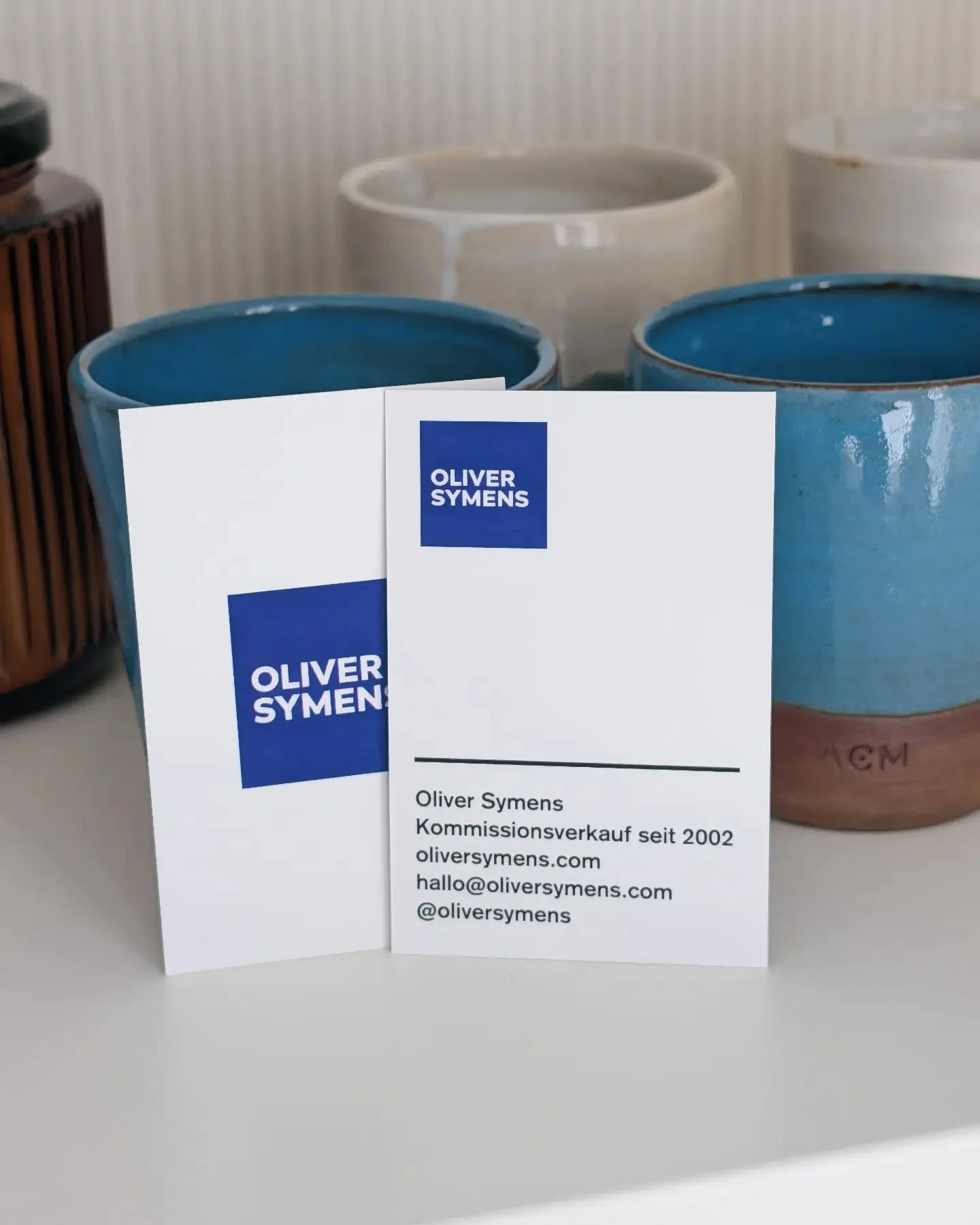 Frisch gedruckt. Bereit f&uuml;r neue Geschichten. 💙

Visitenkarten: @moo
Tonp&ouml;tte: @acmkeramik

#Visitenkarten #BusinessCards #SmallBusiness #SecondHand #VintageLove