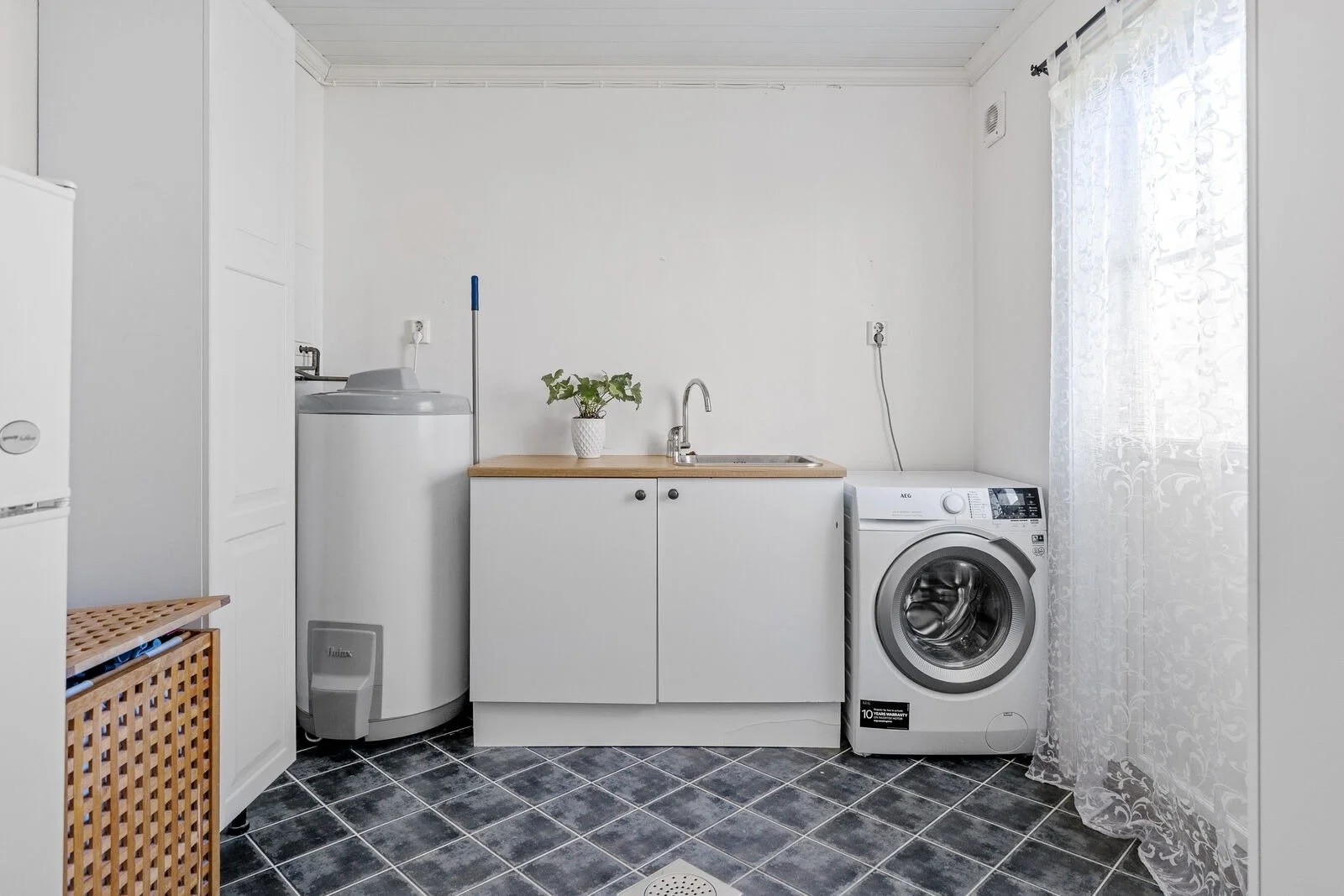 Grønliveien 85 vaskerom.jpg