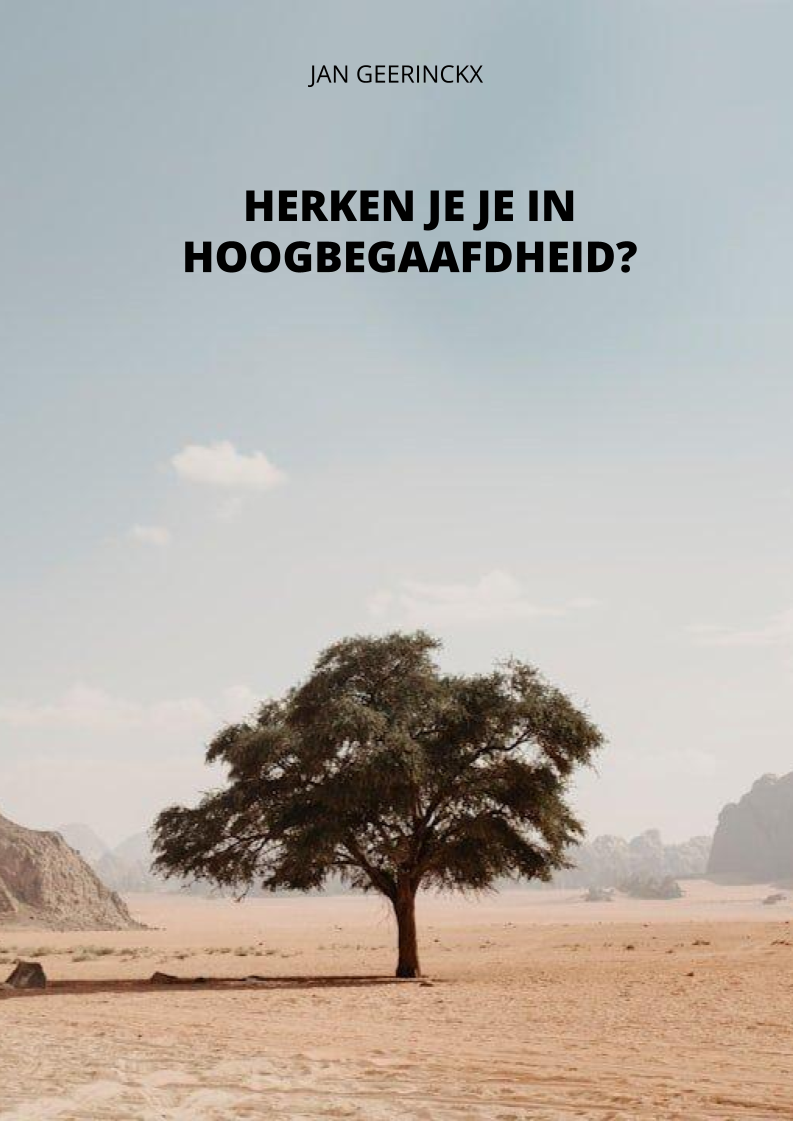 Een enkele boom staat in een droge, woestijnachtige omgeving met bergen op de achtergrond en een deels bewolkte lucht.