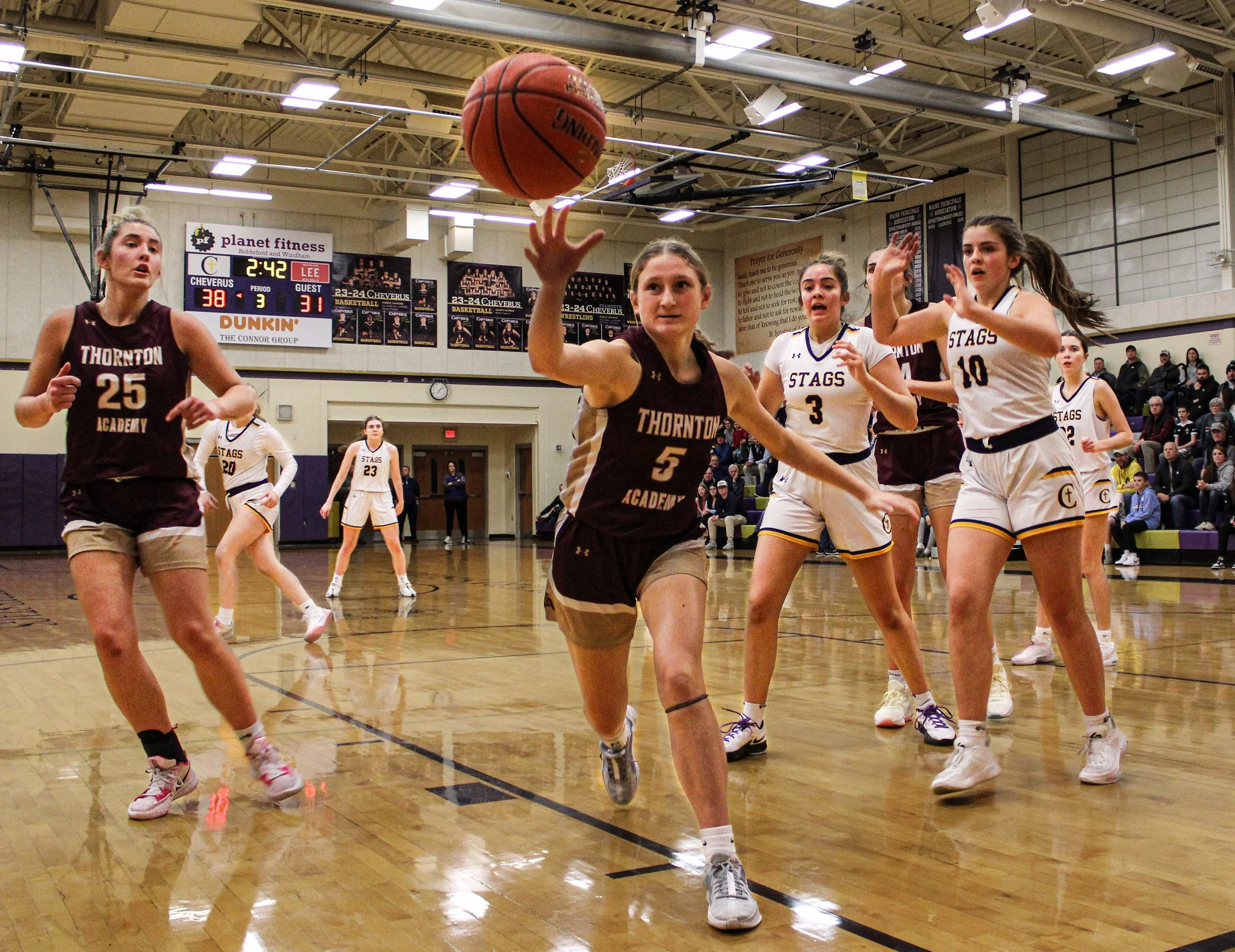 Stags dominate Trojans in playoff-atmosphere