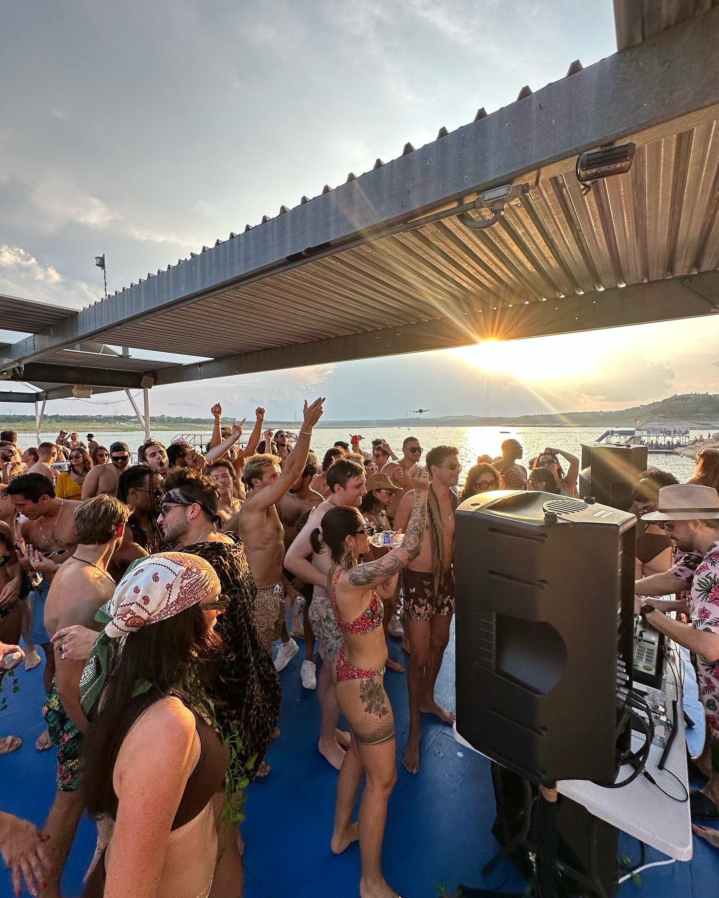 Cheers to our last barge of the summer. 

We&rsquo;re still buzzin&rsquo; from such an awesome day filled with great weather, bangin&rsquo; tunes, and beautiful people.

Thank you to all who came out and danced their little booties off. 

Huge shout 