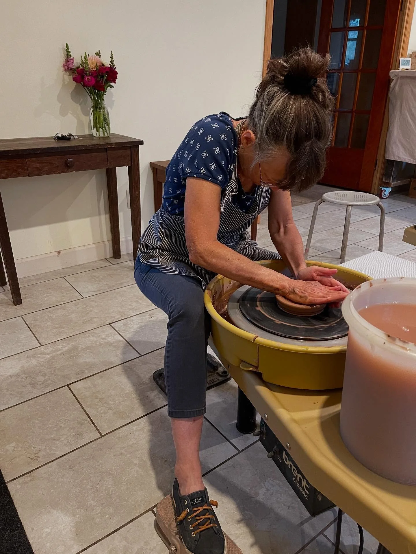 September is the month that the studio comes alive again! 

Such a fun group @sukilorraine 

#stoneborn #stonebornpotteryandflowerfarm #potterystudio