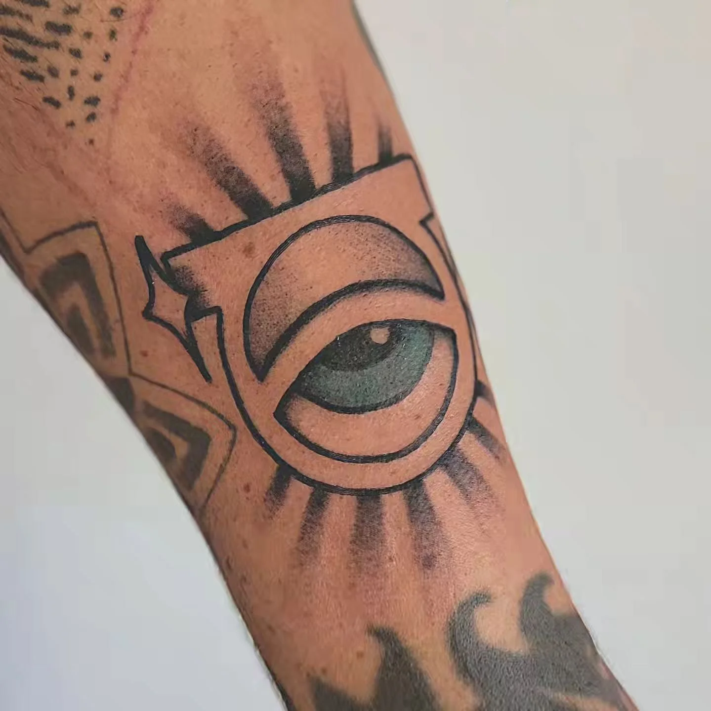 Tattoo by @haynestattoos based on the clients drawing! DM or text the shop to book! #tattoo
#tattoos
#tattooart
#tattoolife
#tattooartist
#tattoodesign
#inked
#inkedgirls
#inkedmen
#tattooed
#tattooideas
#bodyart
#blackandgreytattoo
#colortattoo
#sma