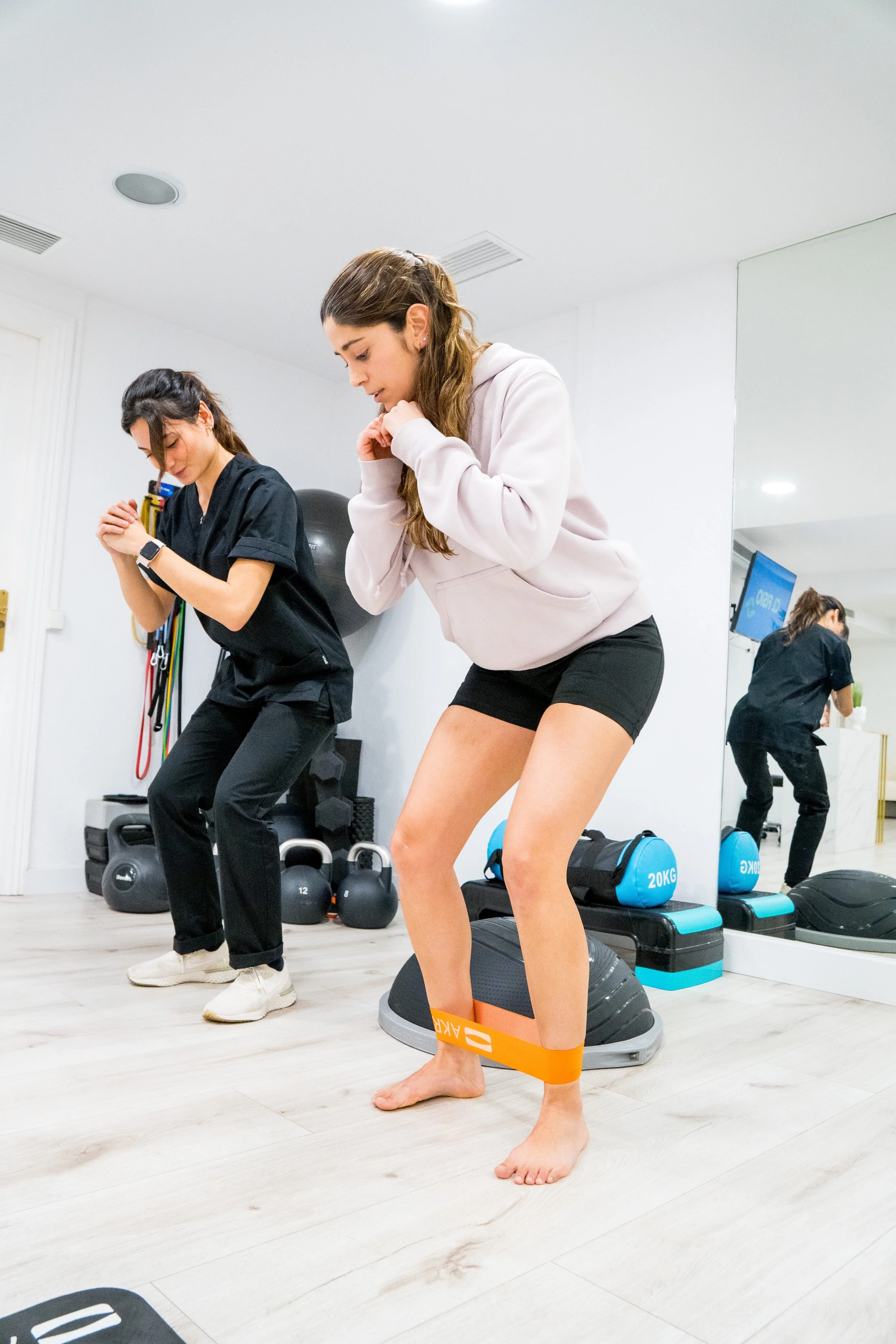 Fisioterapeuta guiando ejercicio terapéutico personalizado en CL FISIO, clínica de fisioterapia en Chamartín Madrid para recuperación del dolor y movimiento sin miedo