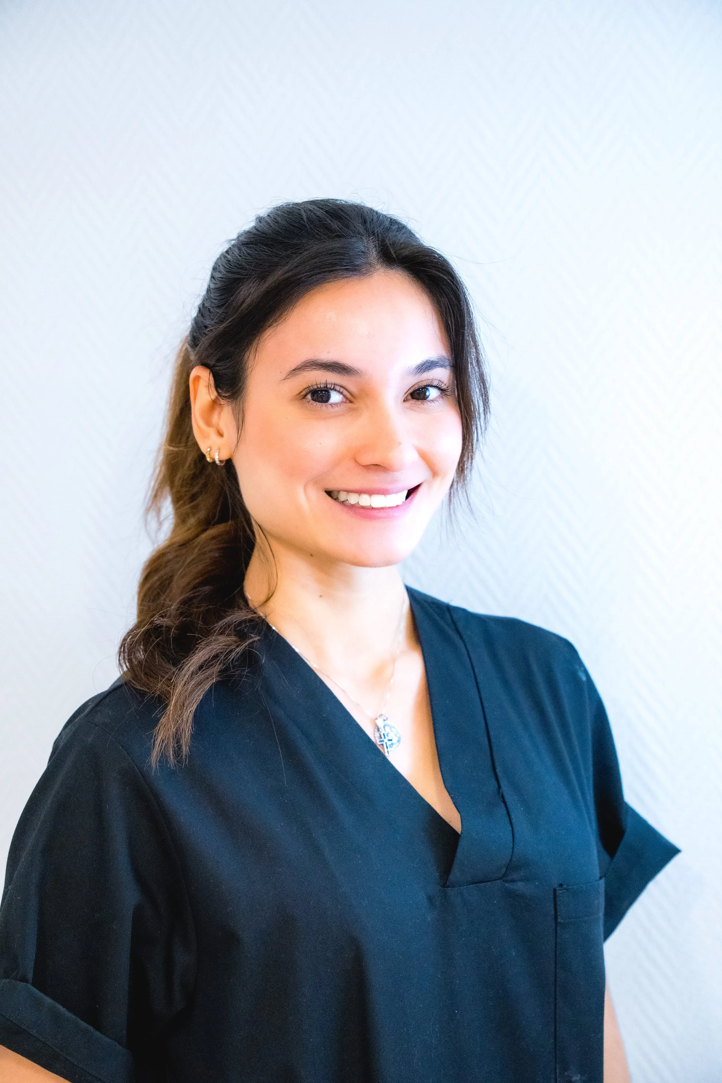 Especialista en fisioterapia ATM y tratamiento del dolor mandibular en CL FISIO Madrid  Equipo de fisioterapia especializada en ATM y bruxismo en clínica CL FISIO  Fisioterapeuta de CL FISIO experta en tratamiento de ATM y disfunción mandibular