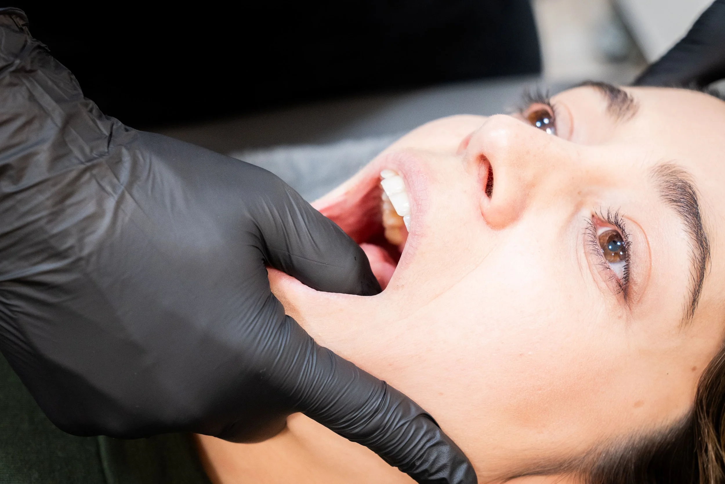 Tratamiento intrabucal de la ATM para aliviar dolor mandibular y mejorar la movilidad  Fisioterapia ATM con técnica intrabucal para bruxismo y bloqueo mandibular  Valoración funcional de la mandíbula en tratamiento de fisioterapia especializada en AT