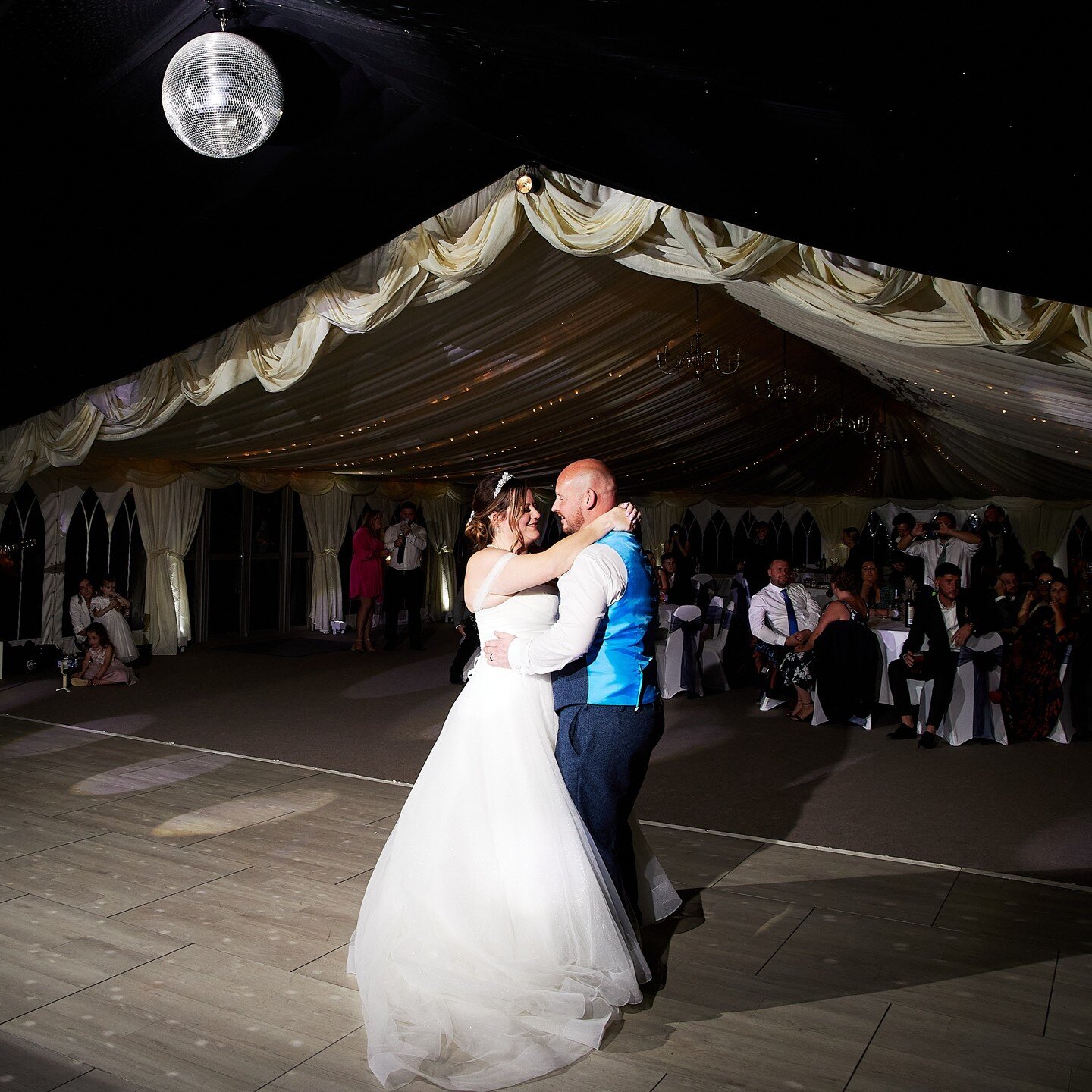 1st dance as newly weds under a starlit ceiling ✨

📷: @bushfirephotofilm 
🎸: @adam.thomas.official
🎵: @flameentertainments 

#firstdance #justmarried #husbandandwife #dancefloor #mirrorball #wedding #weddingreception #weddingdj #weddingentertainme