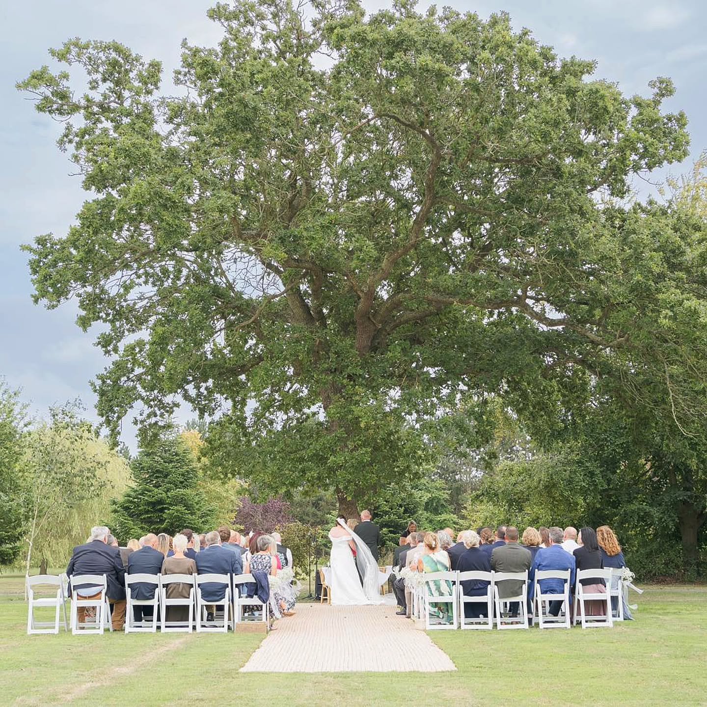 Suzannah &amp; Martin held their wedding ceremony under the dappled light of our ancient oak tree 🌳 

Just one of 4 outside ceremony locations available to you and your guests all set within acres of beautiful Suffolk countryside.

Contact us now to