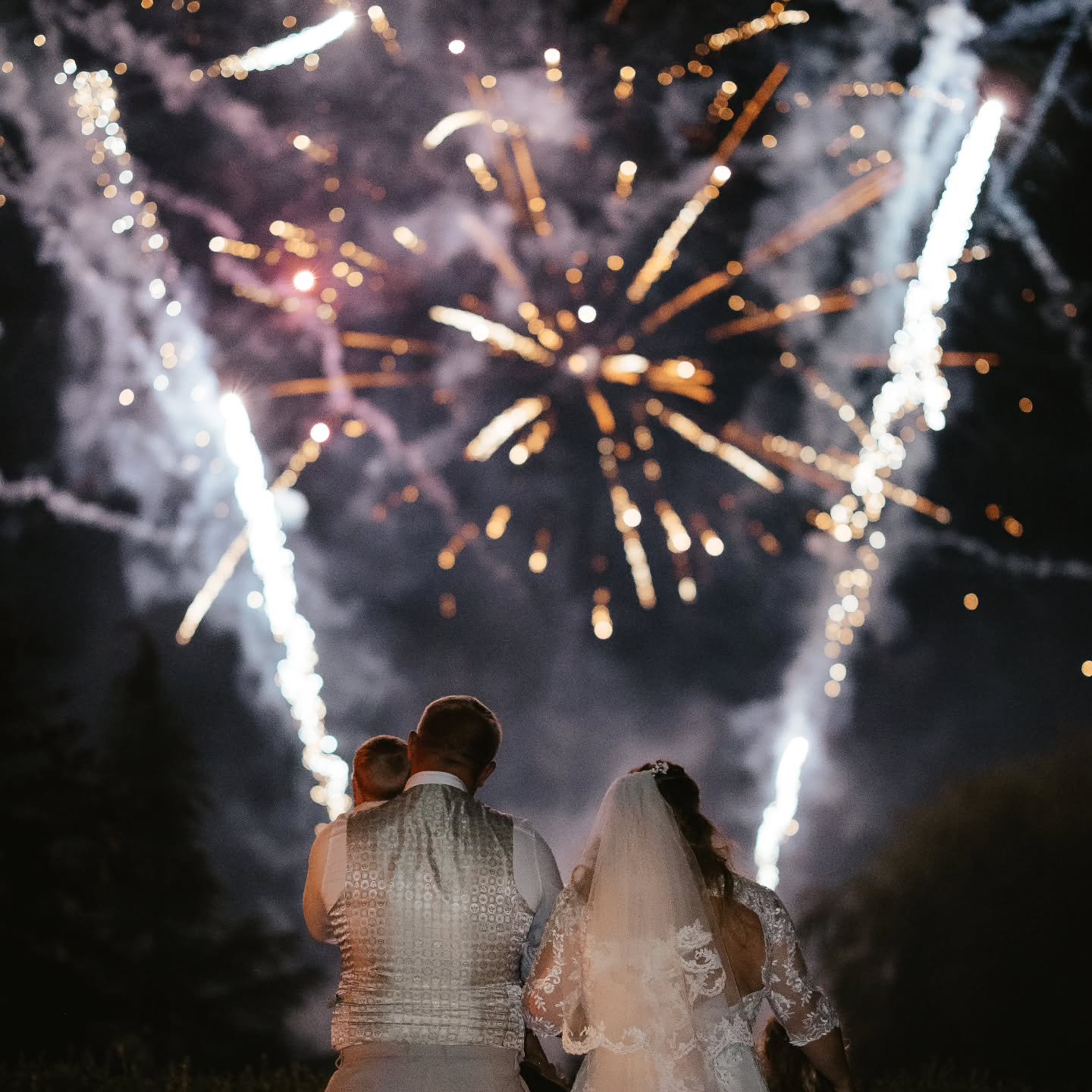 Remember, remember.....

📷 @samantha_jayne_photography
🎆 @dynamicfireworks

#fireworks #guyfawkes #November #wedding #weddingfireworks #weddingvenue #suffolkwedding #weddingphotography #weddingparty