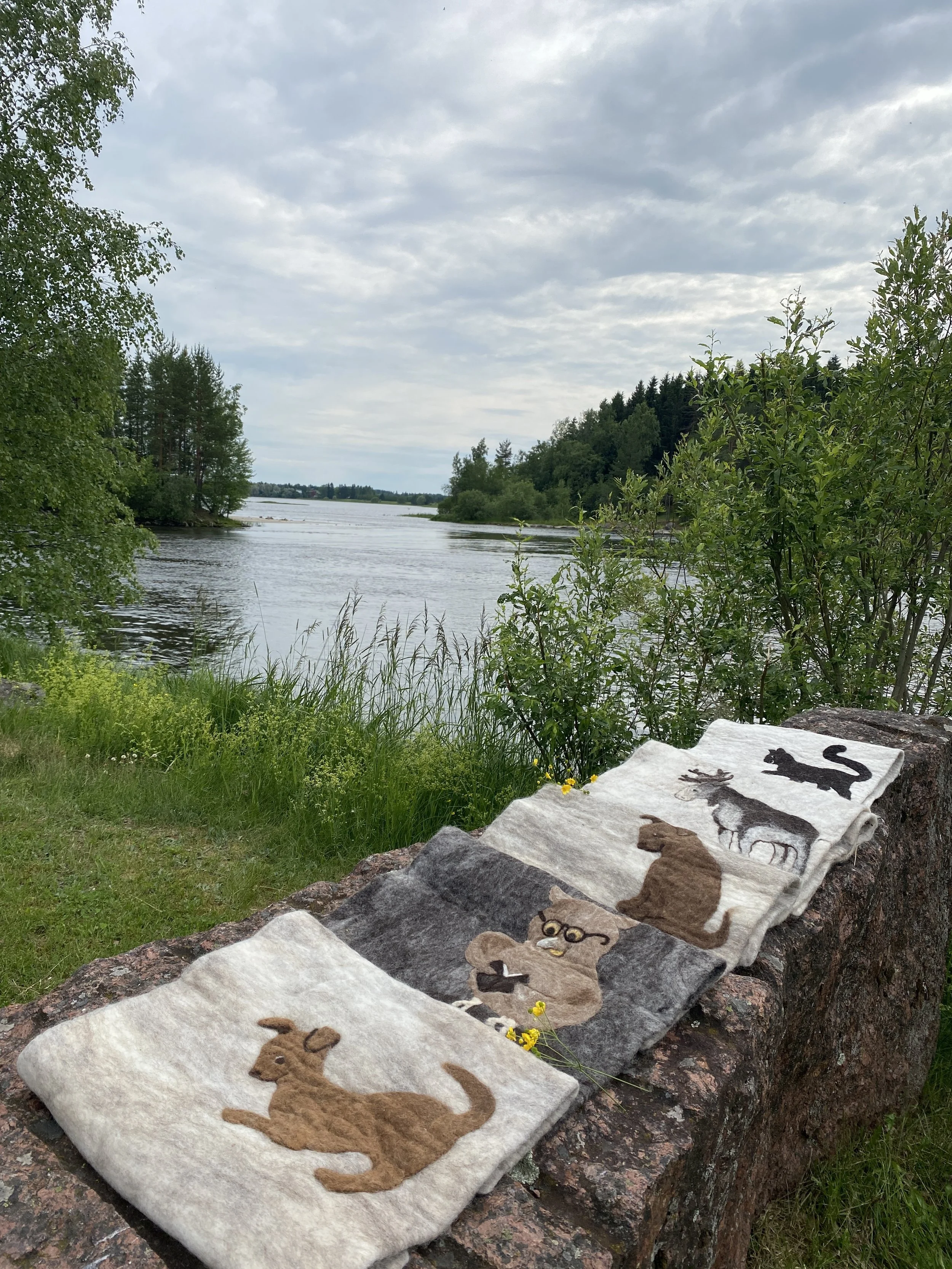 huovutetut villamatot kuvalla komkomtuotteet.jpeg