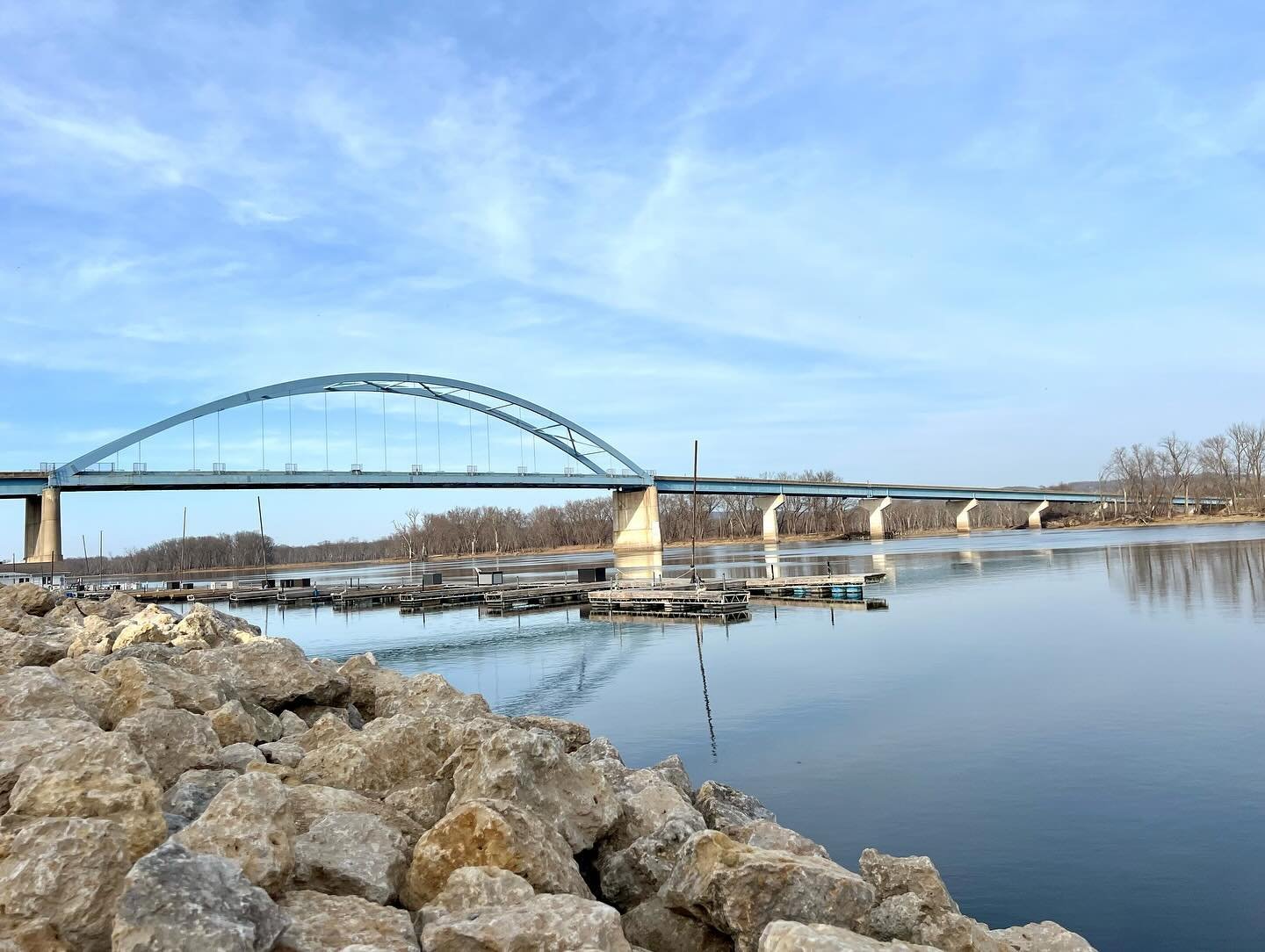 Awaiting the return of the boats. 🚤

#marquetteiowa #portsofdiscovery #mississippiriver #mississippiriverbridge #river #bridge #thisisiowa