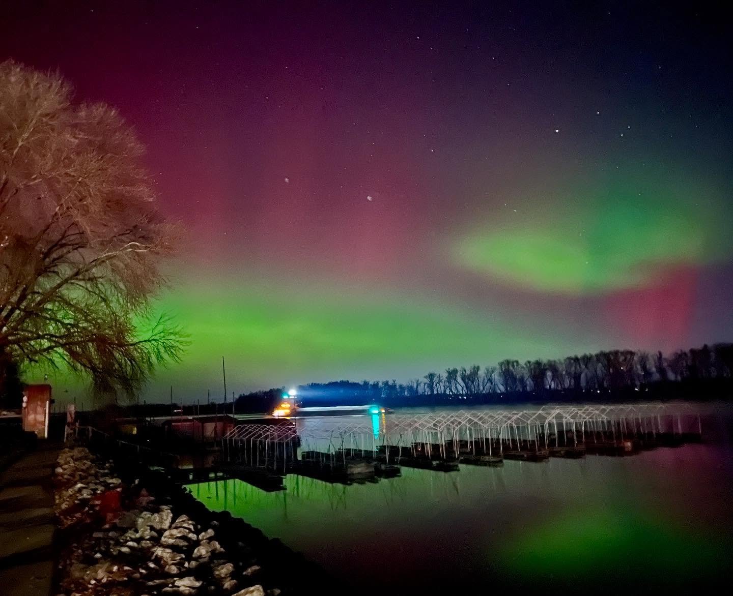 The northern lights sure put on a show in Marquette and McGregor!

#McGregorIowa #marquetteiowa #portsofdiscovery #northernlights #aurora