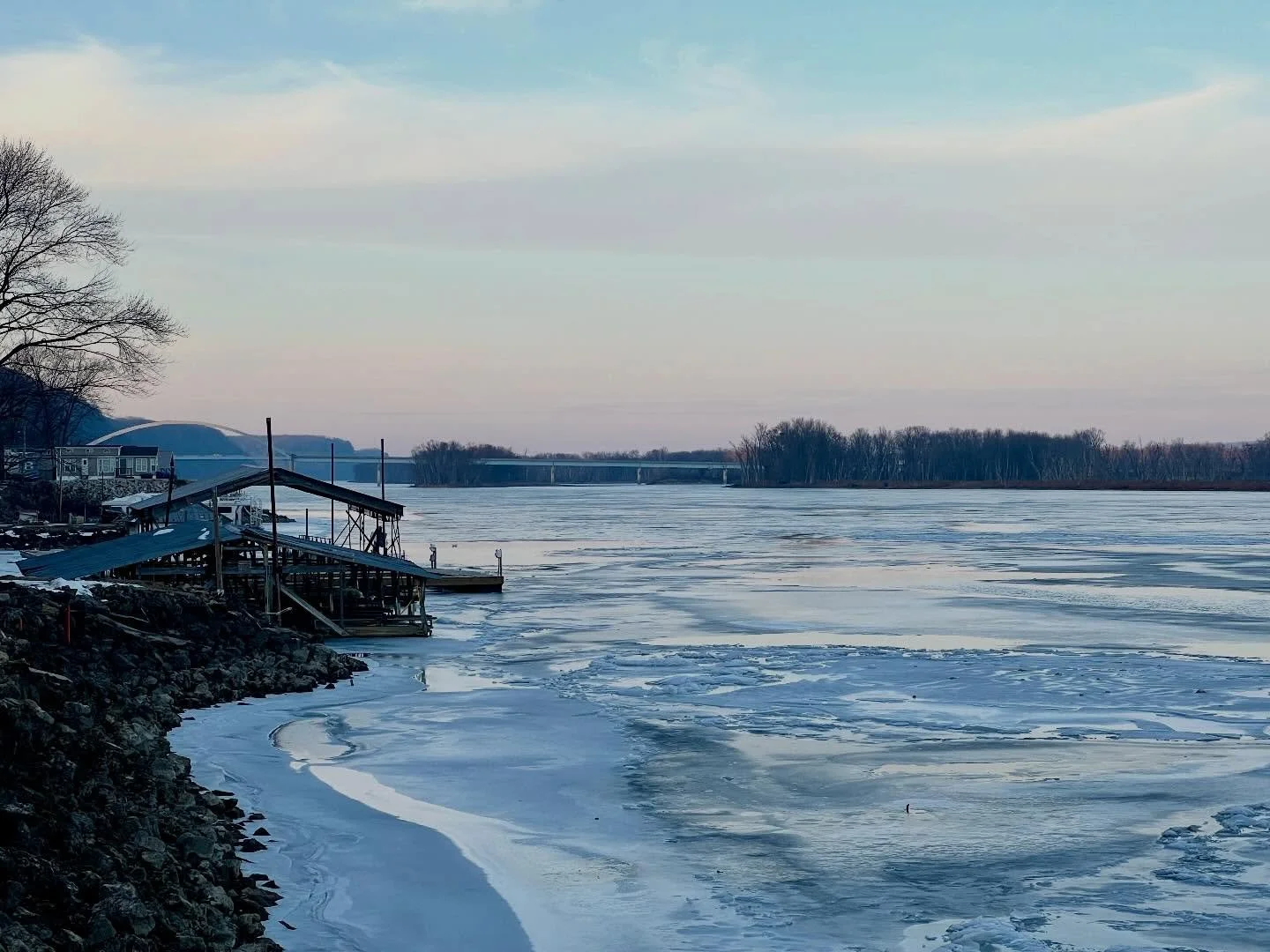 ☀️ That late afternoon glow. ☀️

#McGregorIowa #portsofdiscovery #mississippiriver #winter