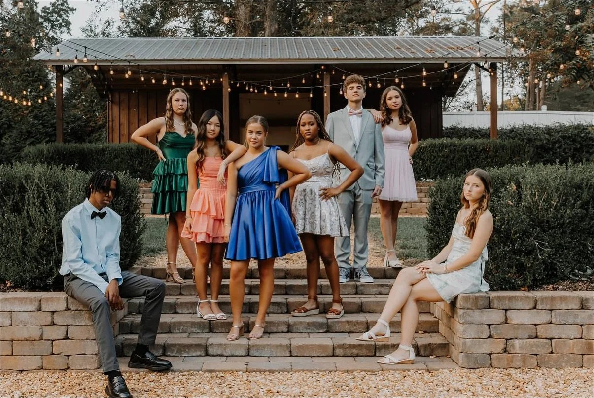 We enjoyed having @elizabethb.09 and her friends for their homecoming pics at the barn Saturday.
&bull;
@haley.browning 
@itmoutdoors 
&bull;
📸 @trisglazephotos