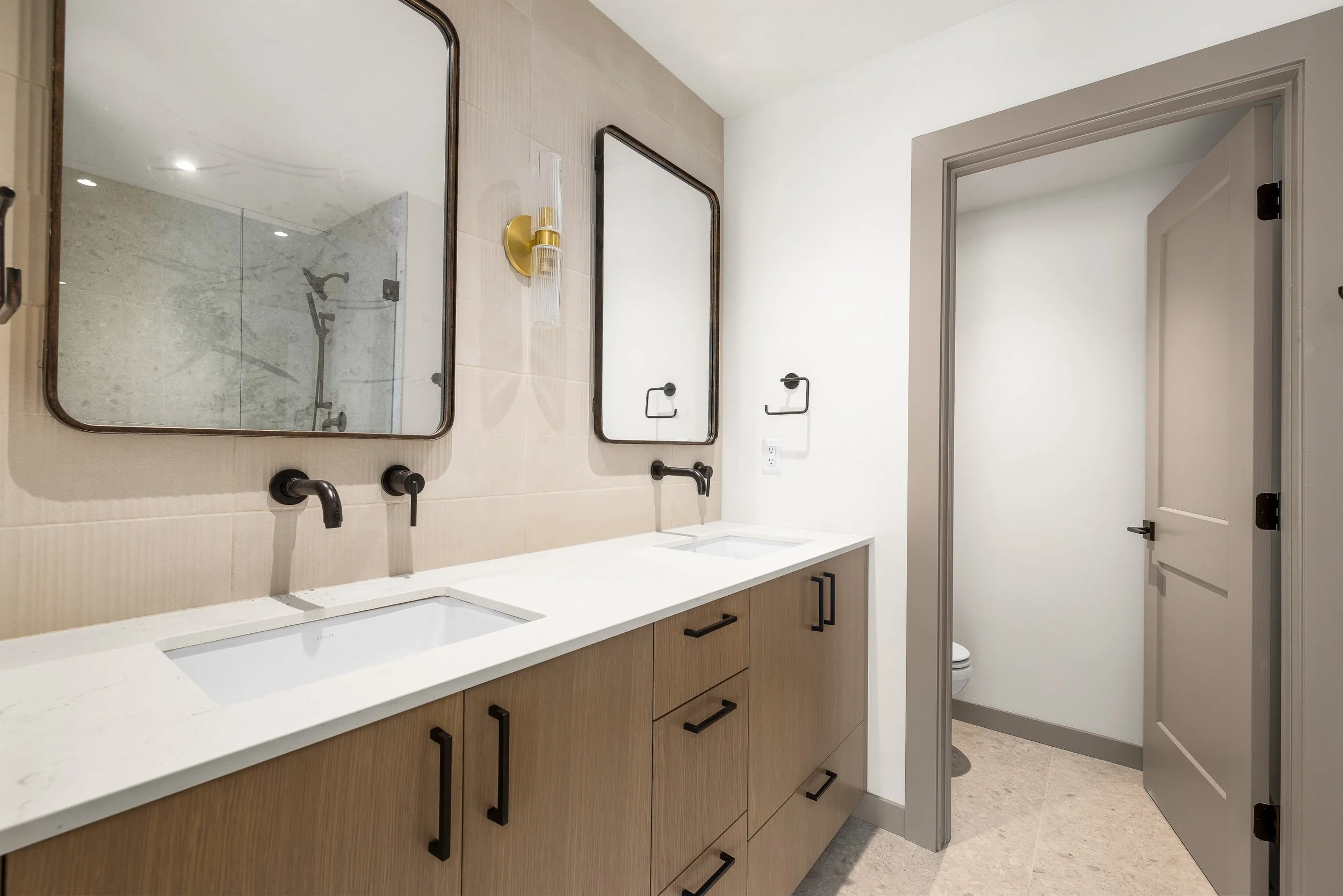 018_Dual Vanities.jpg