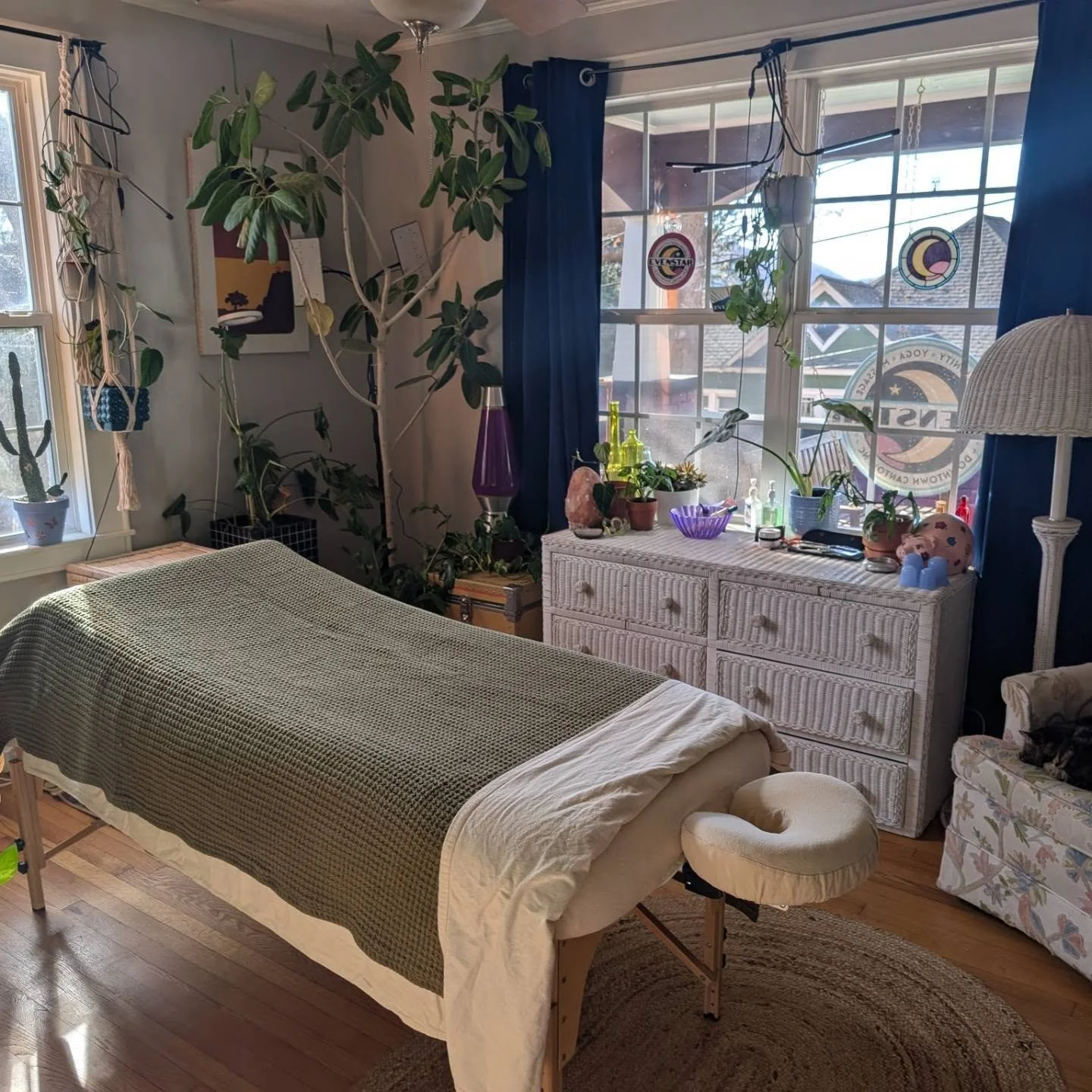 Come see me at the new space ☺️ Walking distance from our old building, just more cozy and personal. 

Let's work together to relieve pain, get relaxed, and increase your range of motion.

What area of the body do you want to focus on? 🌟

#massageth