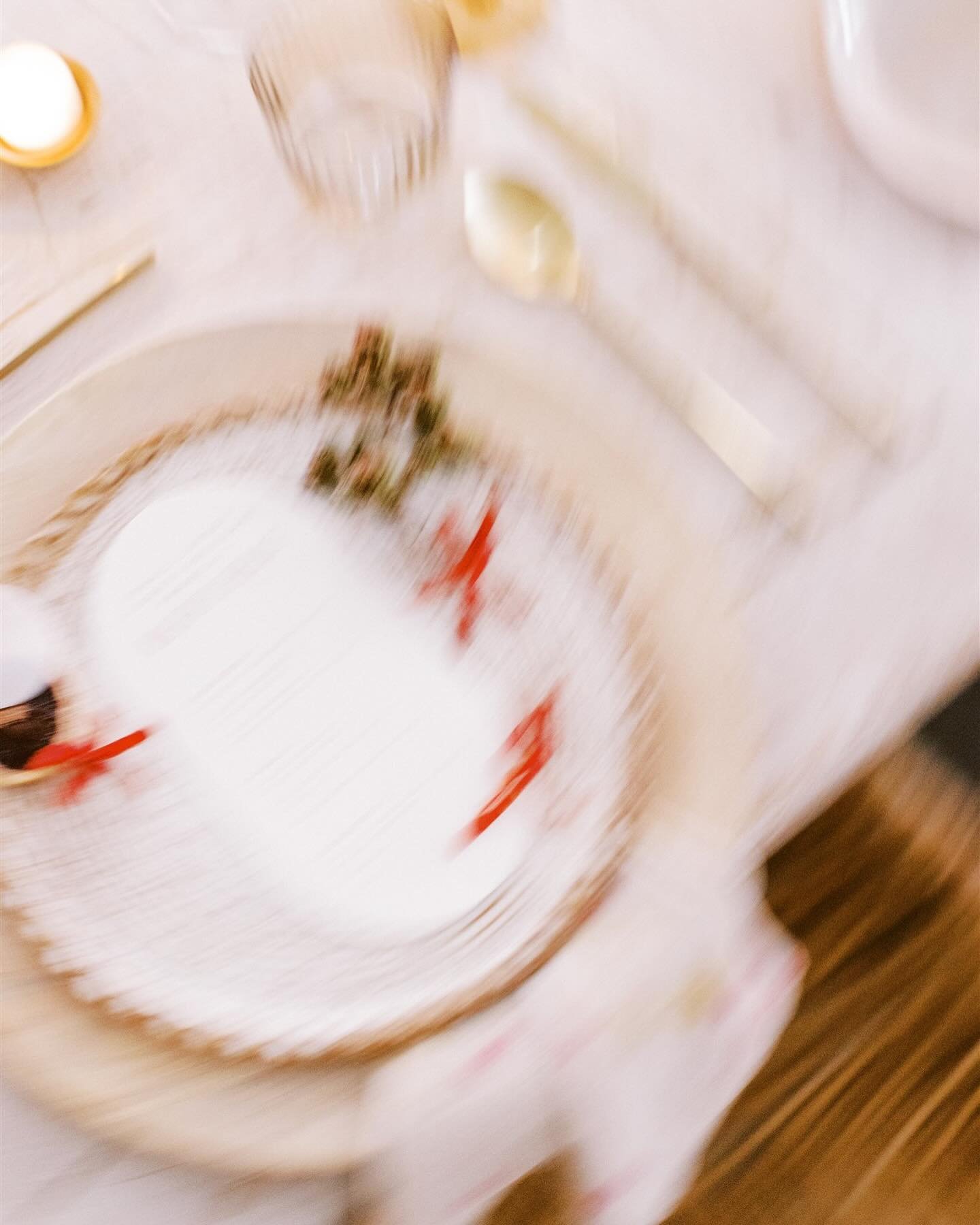 Who&rsquo;s ready for al fresco?

📸: @sloanephoto_ 

#wedding #weddingtable #weddingdesign #tabletop #alfresco #spring #reception #florist #sandiegoflorist #sandiegofloraldesigner #floraldesign #engaged #engagement