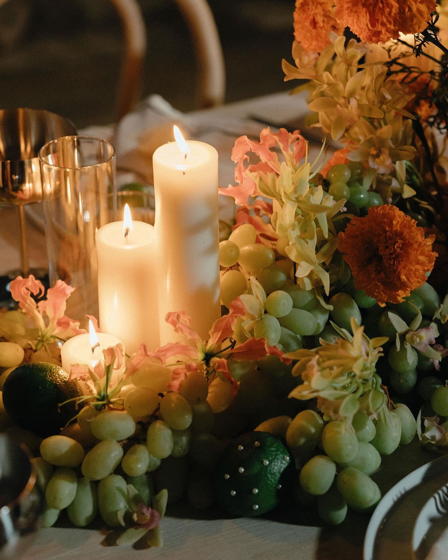 I woke up battling a sore throat and started downing ginger and lemons like it&rsquo;s my day job so I&rsquo;m choosing to romanticize the situation with this vitamin C inspired table scape.

Photo: @madelinebarrphoto 
Table &amp; floral design: @flo