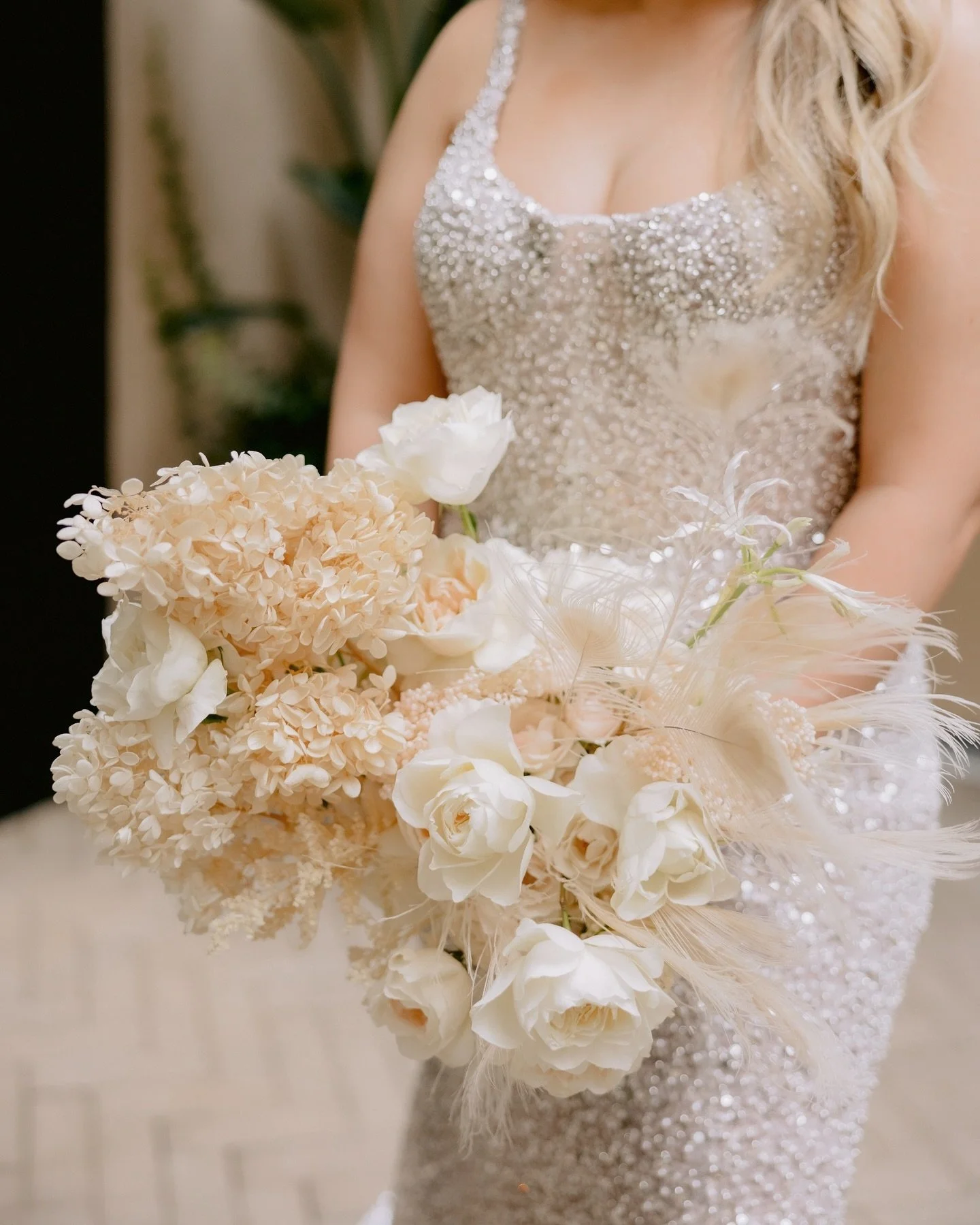 Flashback to a bouquet worthy of an unforgettable New Year’s Eve wedding. Beading, feathers, & velvet. Duh. 
Photo: @laurenscotti 
Planning & Design: @planprepparty 
Venue: @theguildhotel @theguildweddings 
Glam: @taylorhauptmakeup @ba