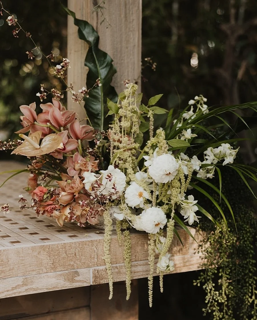 Tropicals always hold an especial place in my π€ 
Photo: @nicolekirshnerphotography 
Planning: @hollykalkinweddings 
Venue: @botanicathevenue