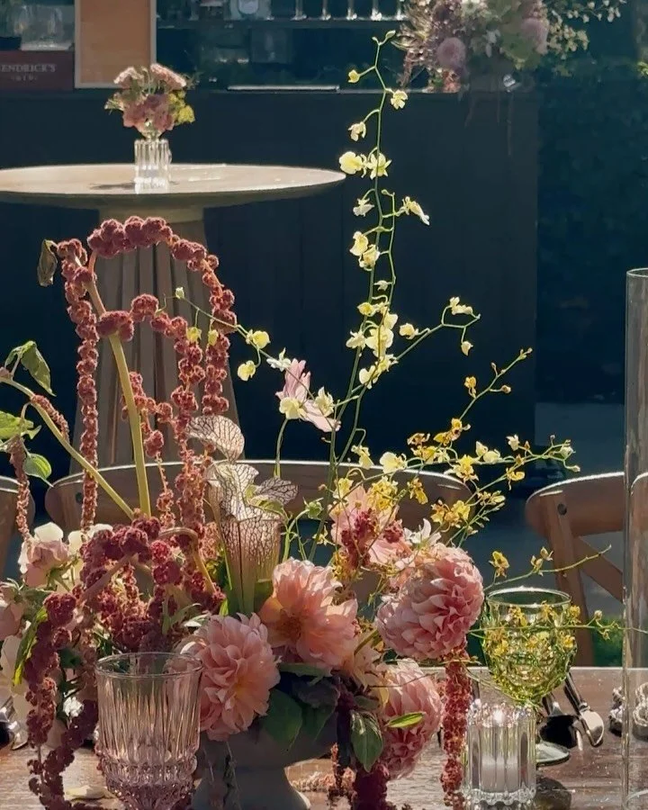 A summer harvest of sunset tones 🌅

Venue: @estancialajolla @estancialajollaweddings 
Rentals: @archiverentals