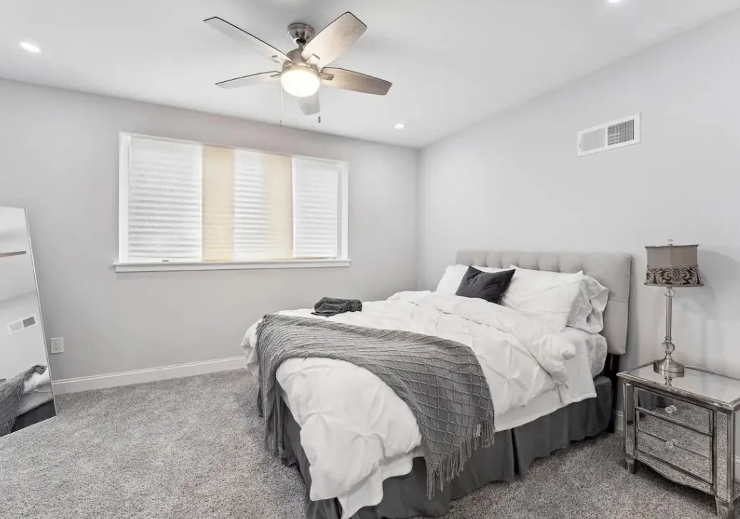 Master bedroom with queen bed 