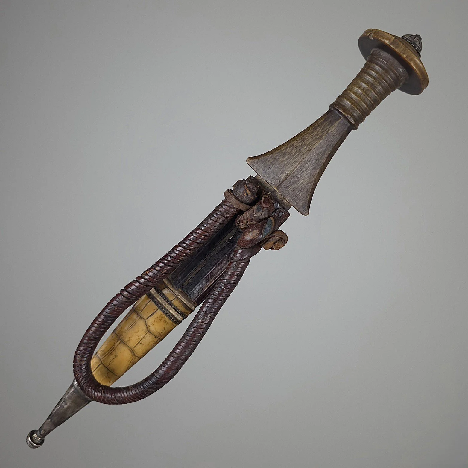 Arm Dagger 487 13.jpg