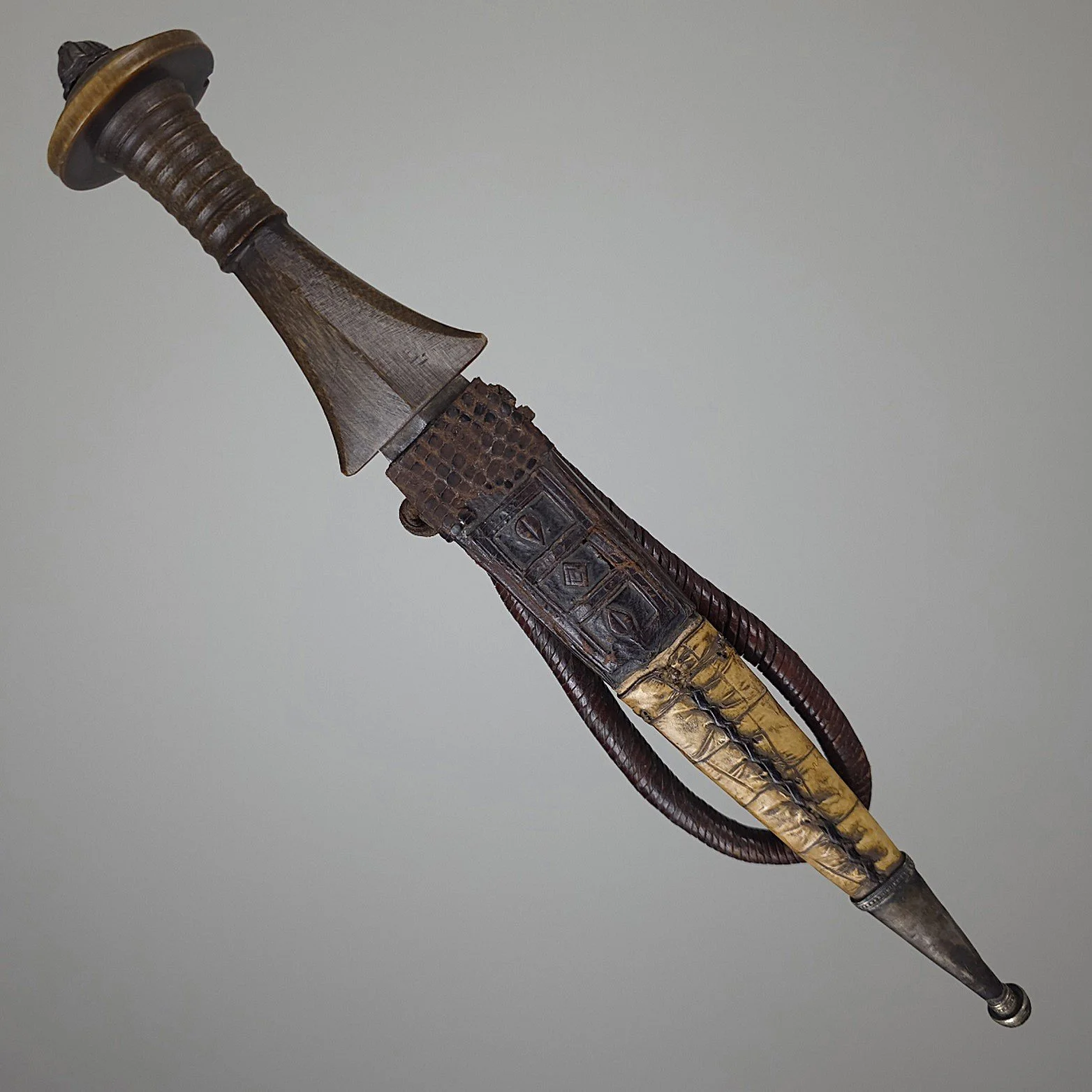 Arm Dagger 487 2.jpg