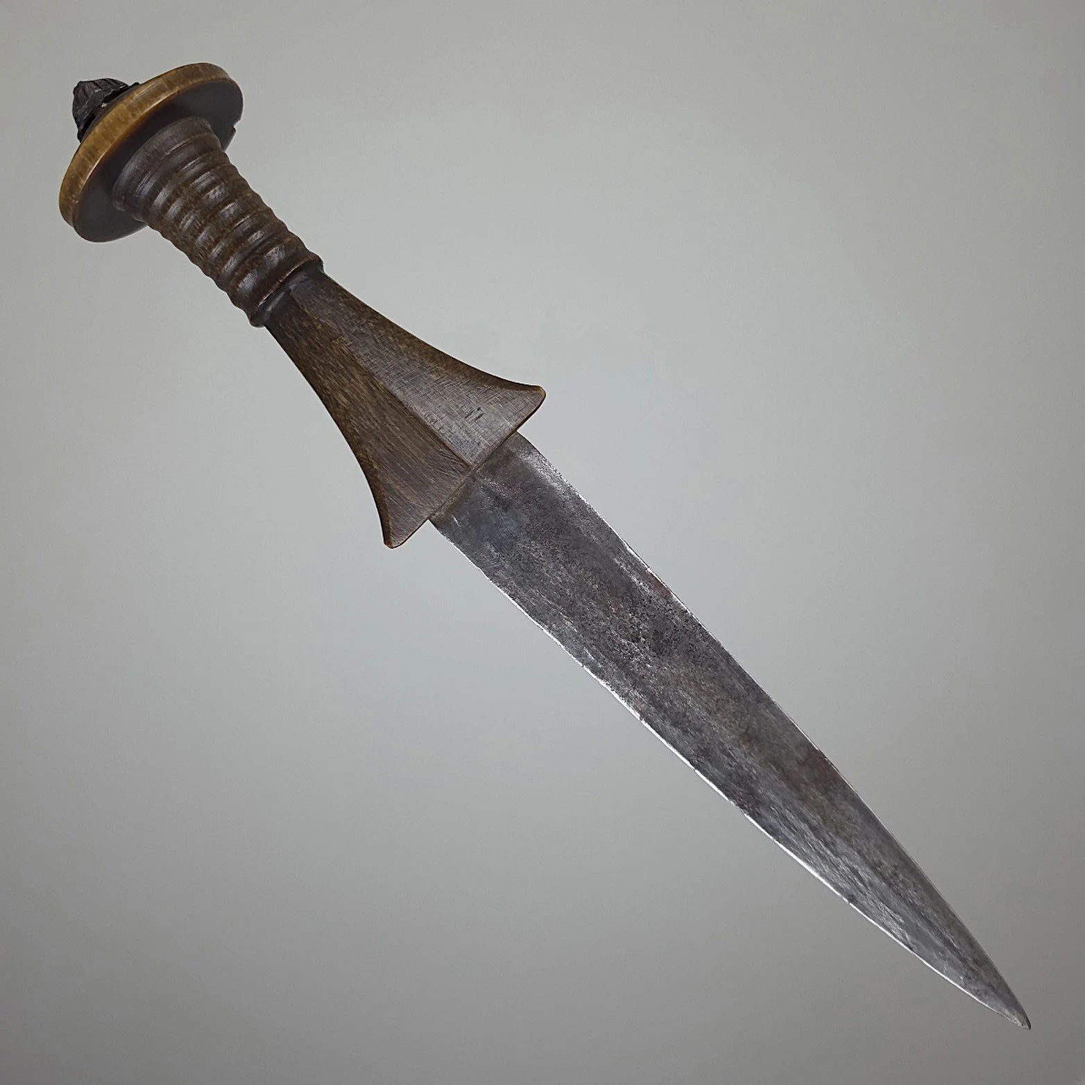 Arm Dagger 487 3.jpg
