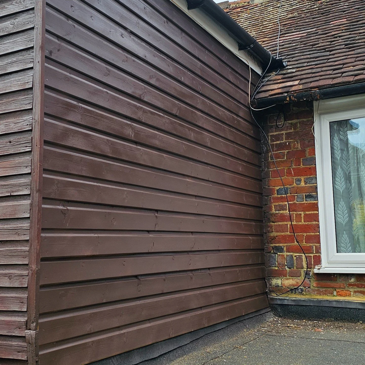 Last week the team made the most of the sunshine whilst replacing tired cladding at property in Midhurst, along with some flat roof repairs following a broken gutter causing the area to take on some water damage.

⏩ Swipe to see the before pictures, 