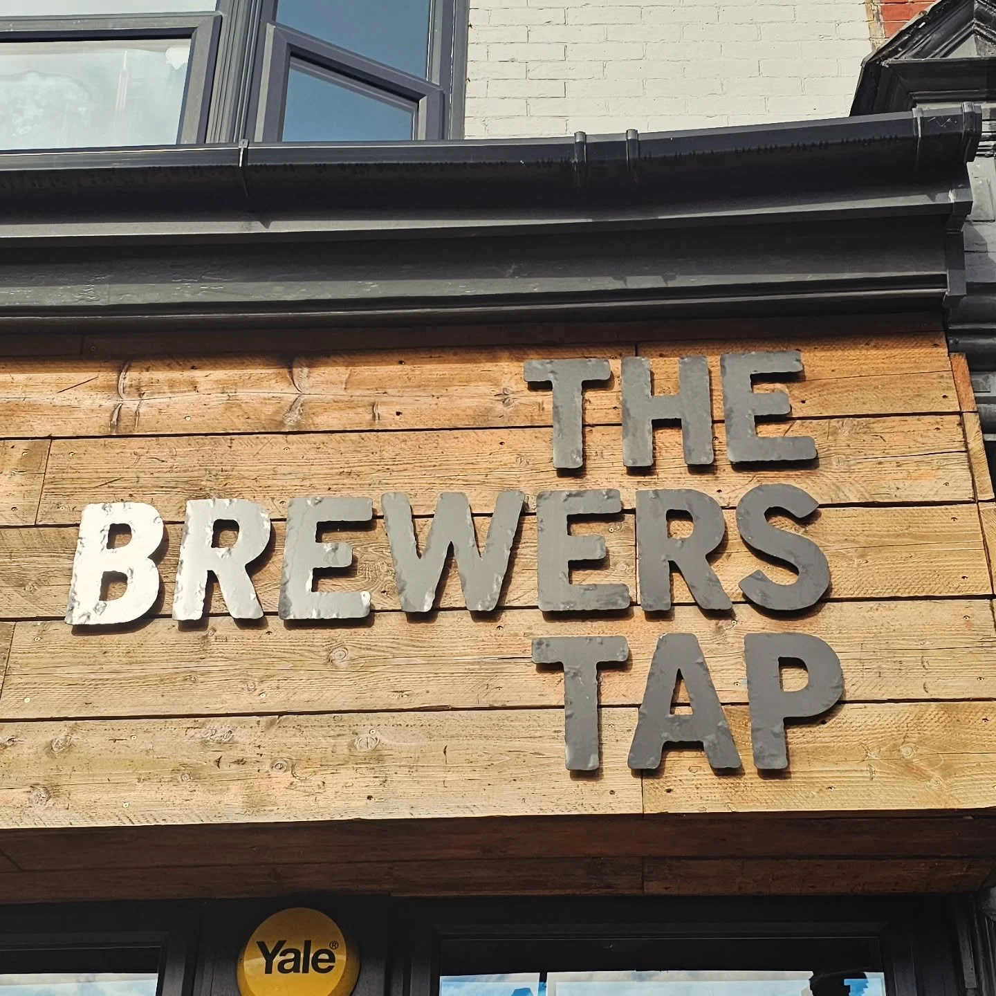 First job on the list for Sunday, sign repairs at a local tap room in Portsmouth.

Hopefully, I will be able to pop back later for a pint in the sun.

Swipe to see the work completed ➡️