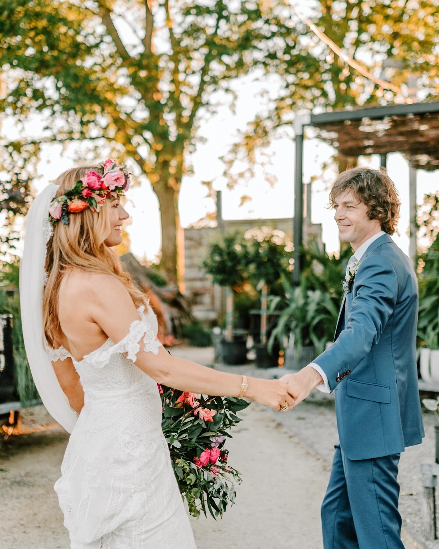 Golden hour casts its magical spell, turning ordinary moments into extraordinary memories. Don&rsquo;t forget to take advantage of that glow on your wedding day!